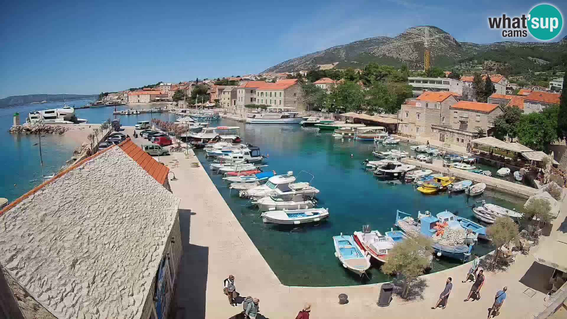 Spletna kamera Bol pristanišče – Pogled v živo na Rivo in marino
