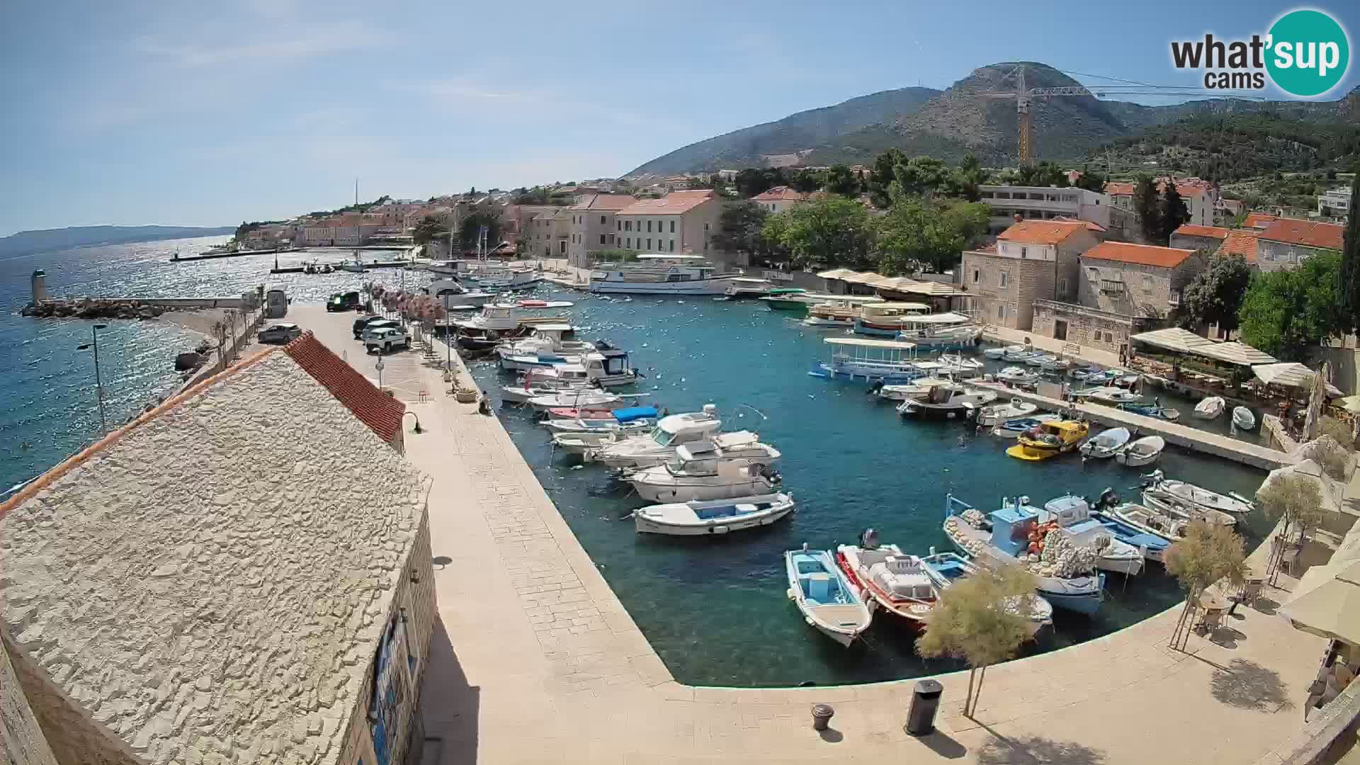 Spletna kamera Bol pristanišče – Pogled v živo na Rivo in marino