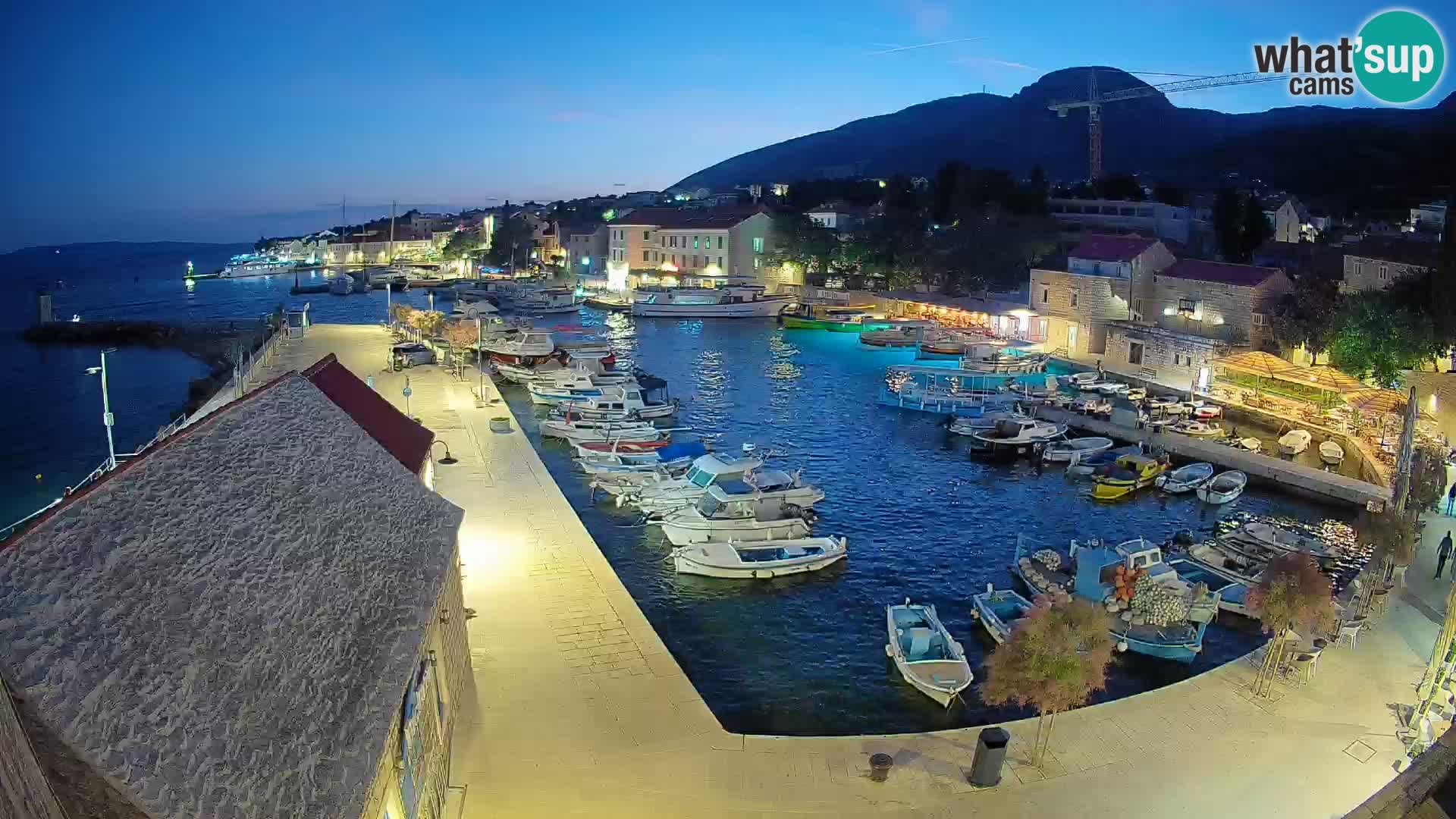 Web kamera Bol Riva – Pogled uživo na luku i marinu