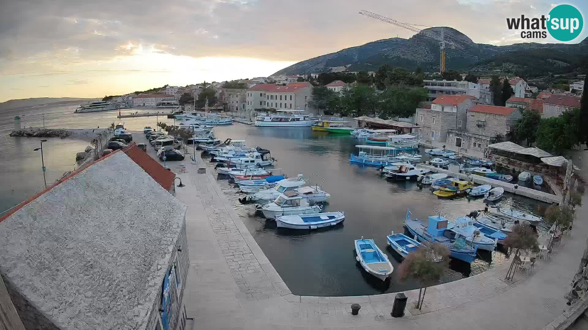 Web kamera Bol Riva – Pogled uživo na luku i marinu