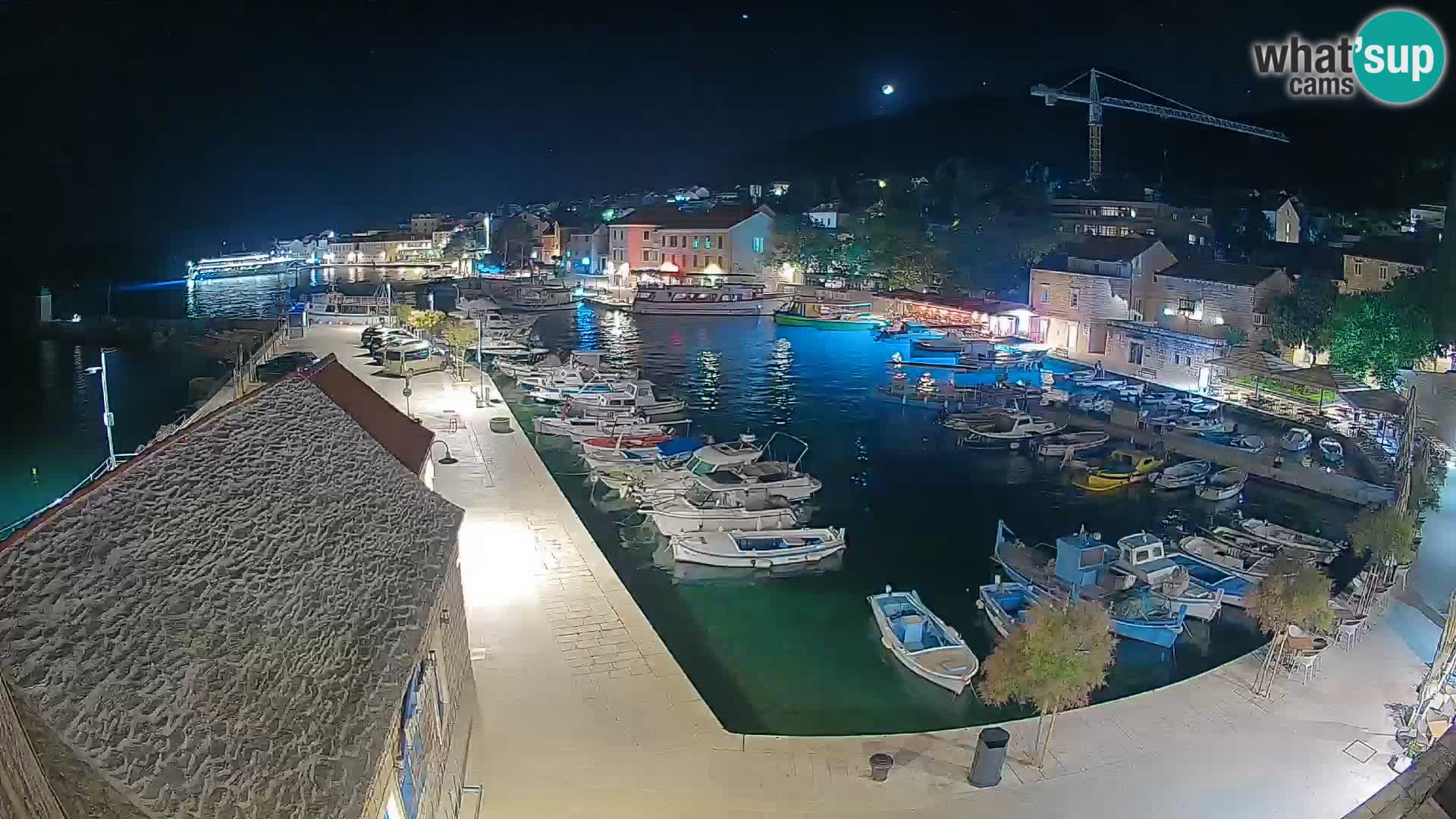 Spletna kamera Bol pristanišče – Pogled v živo na Rivo in marino
