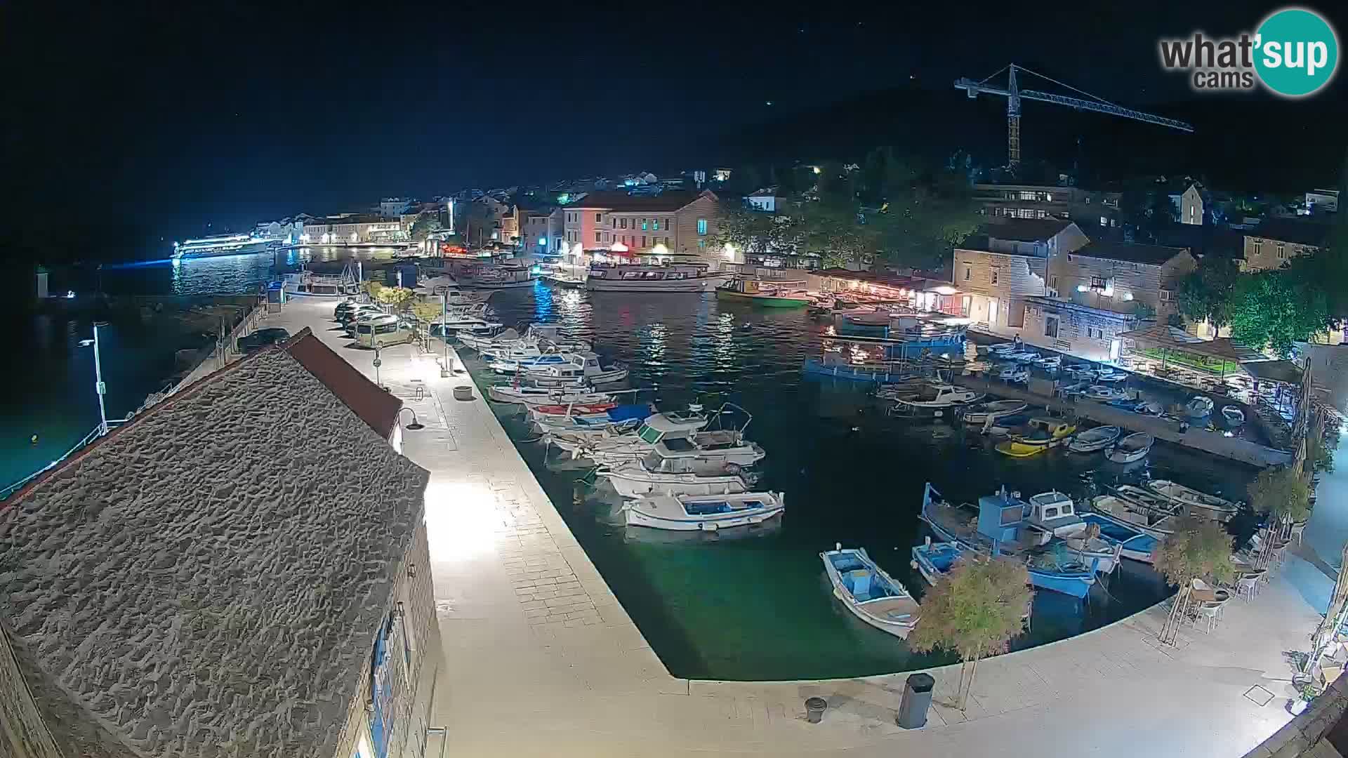 Spletna kamera Bol pristanišče – Pogled v živo na Rivo in marino