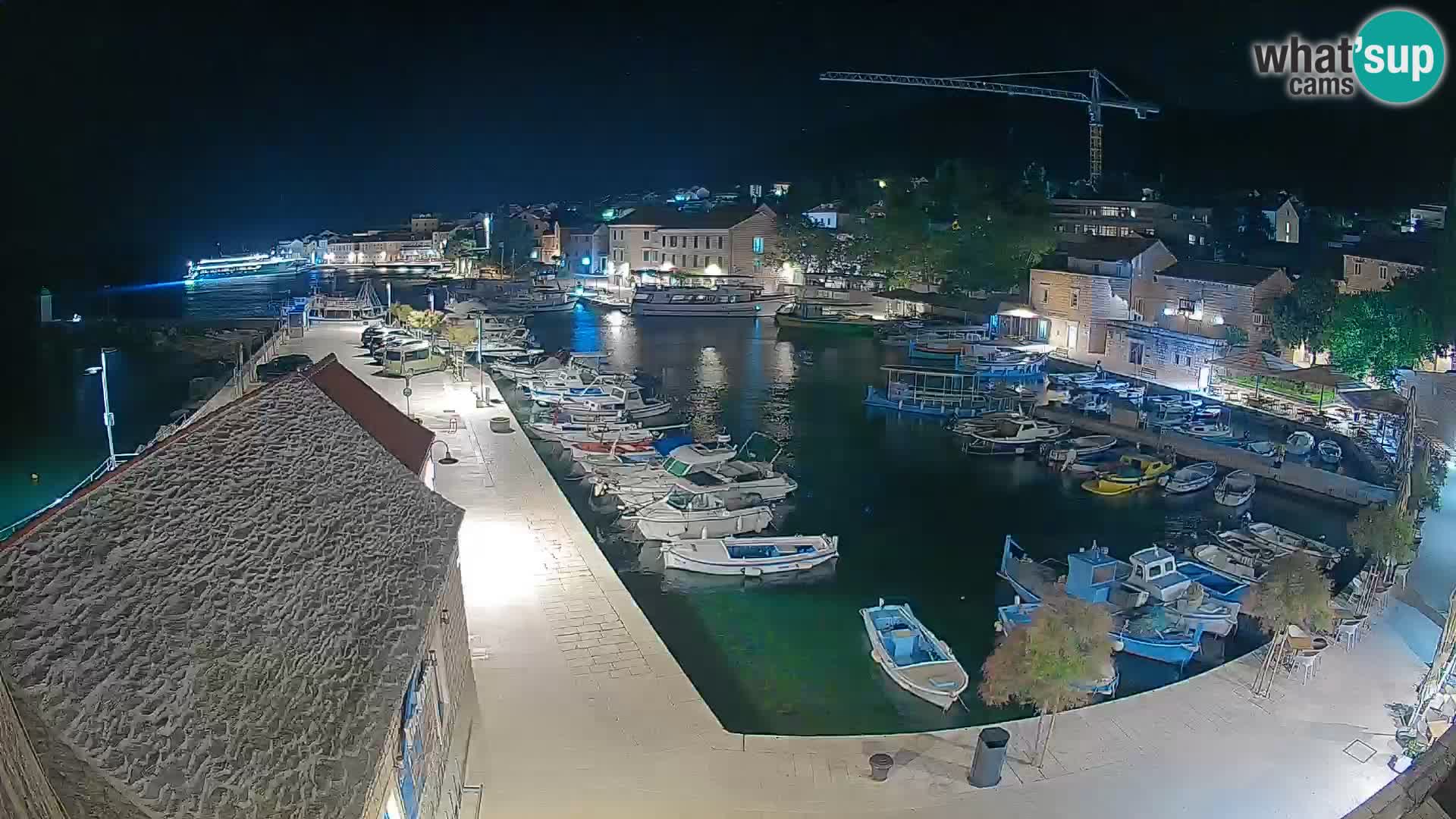 Web kamera Bol Riva – Pogled uživo na luku i marinu