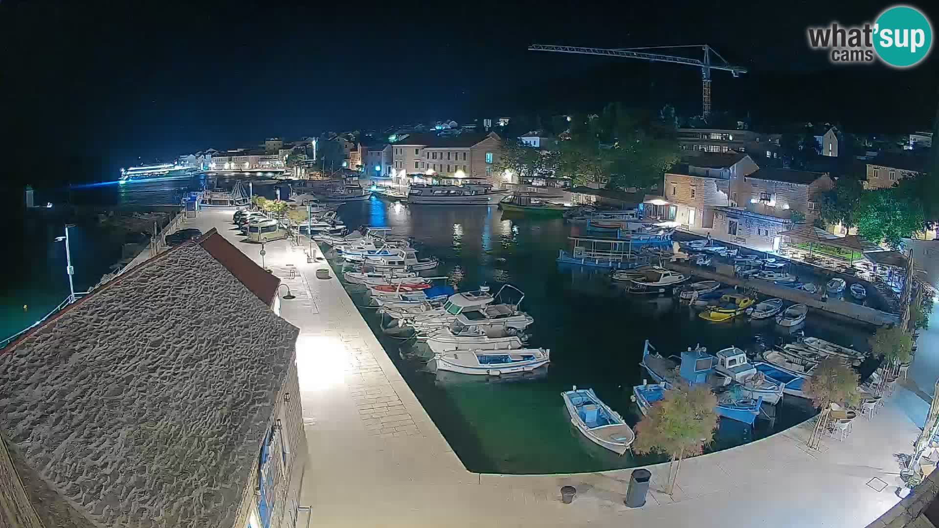 Web kamera Bol Riva – Pogled uživo na luku i marinu