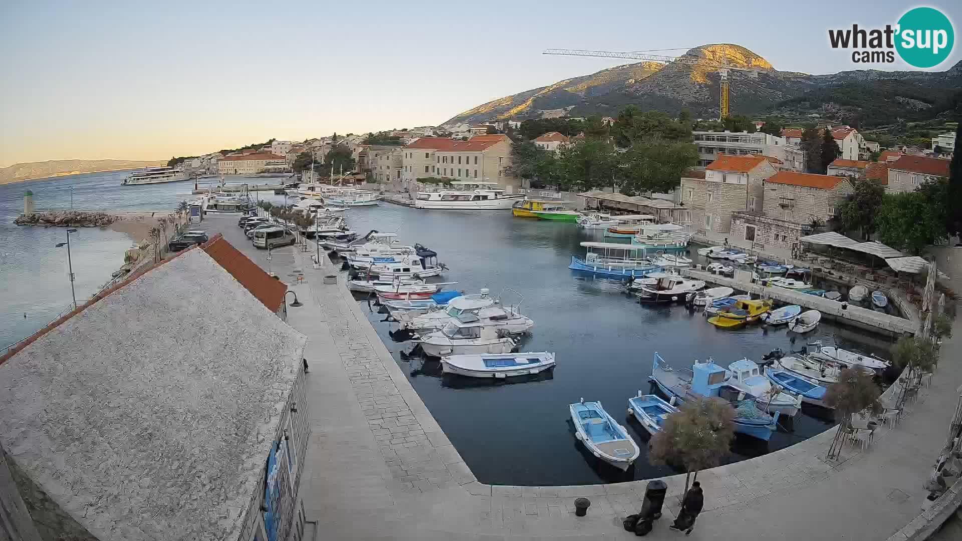 Spletna kamera Bol pristanišče – Pogled v živo na Rivo in marino