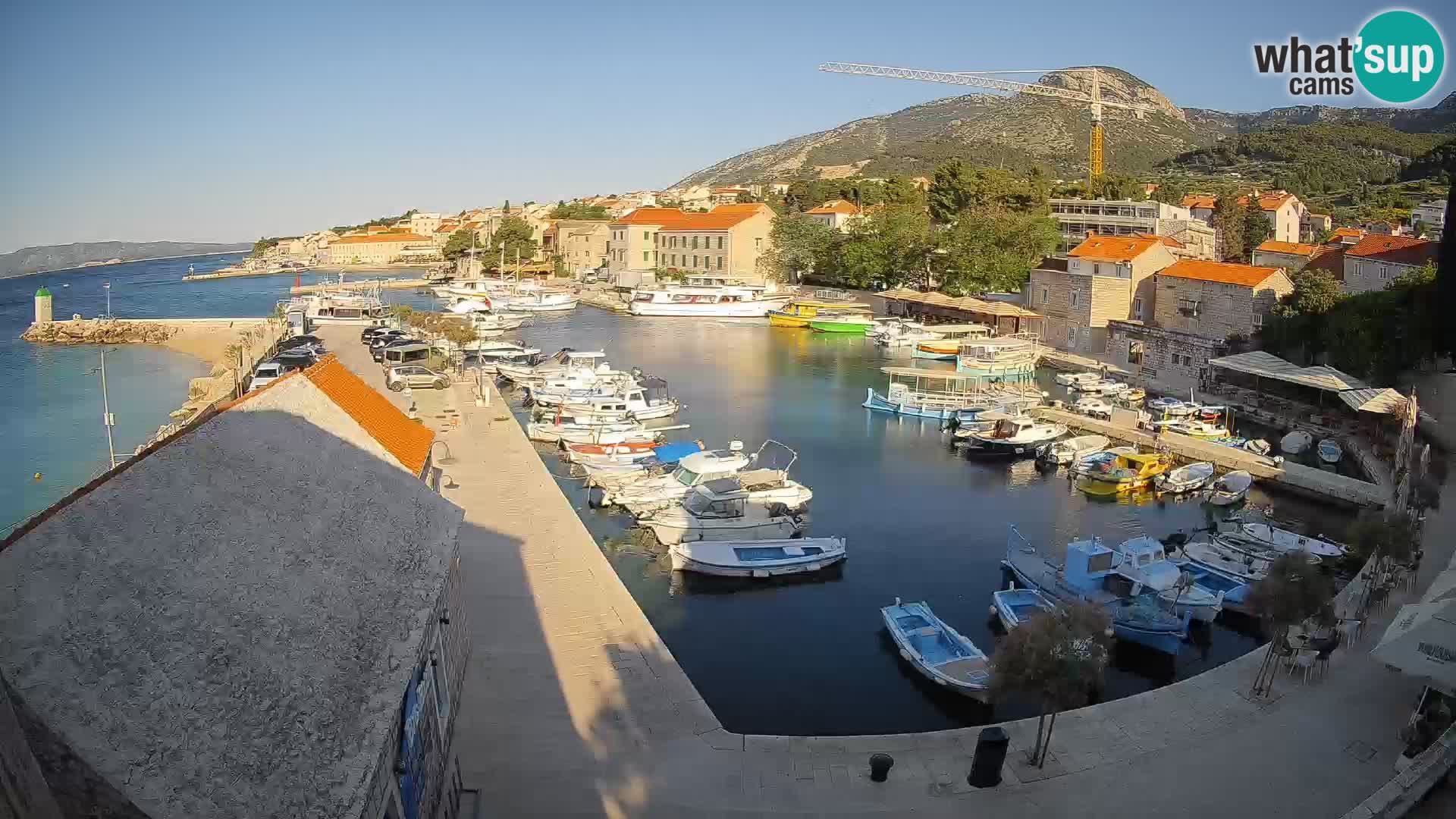 Spletna kamera Bol pristanišče – Pogled v živo na Rivo in marino