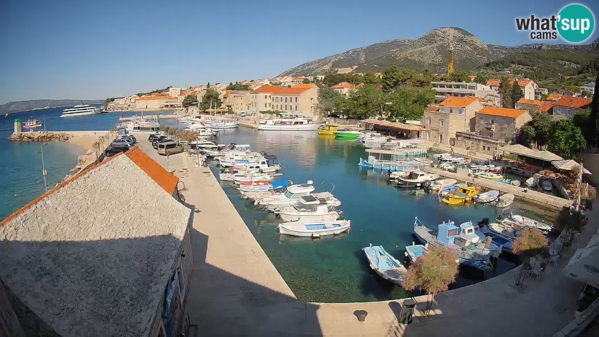 Spletna kamera Bol pristanišče – Pogled v živo na Rivo in marino