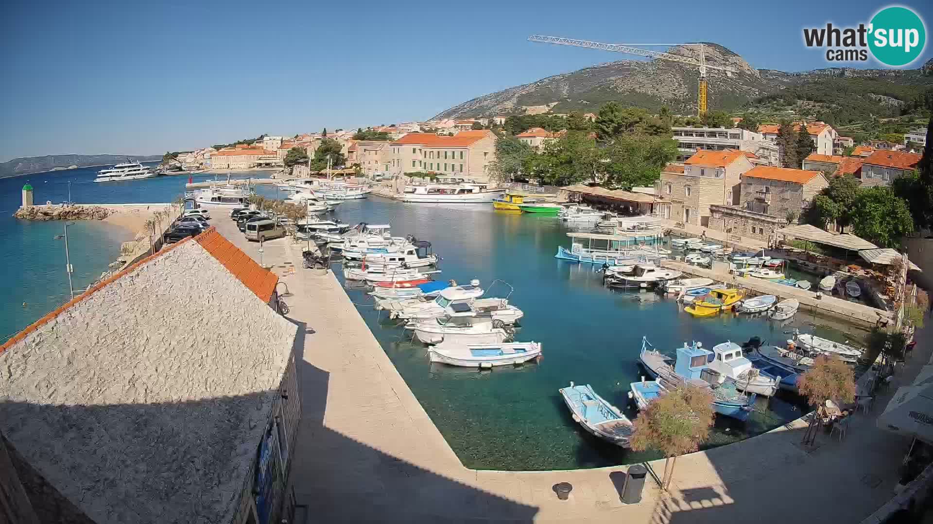 Spletna kamera Bol pristanišče – Pogled v živo na Rivo in marino