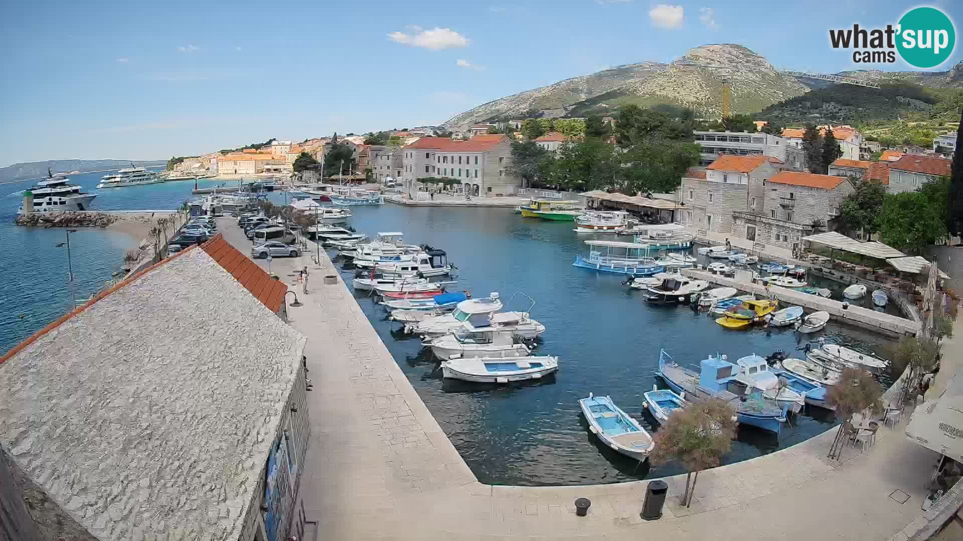 Web kamera Bol Riva – Pogled uživo na luku i marinu