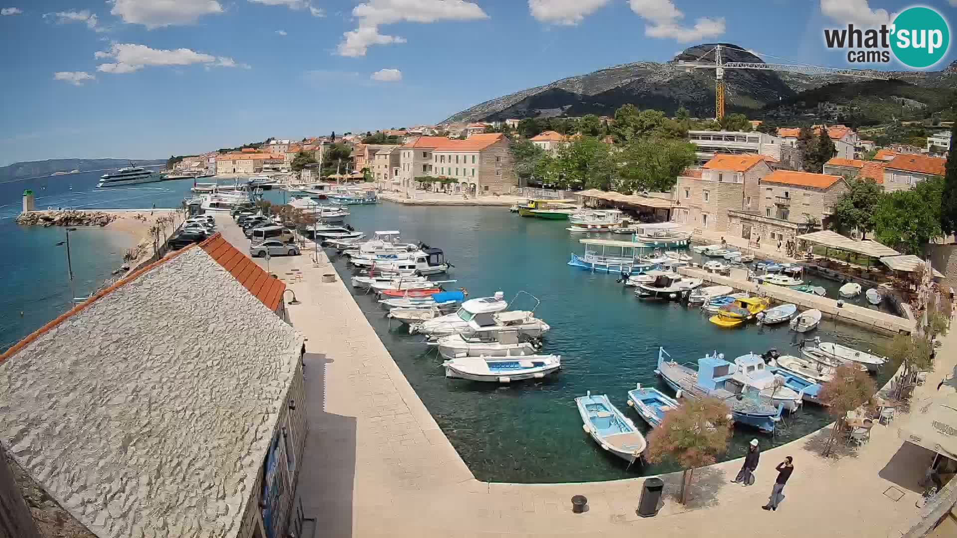 Web kamera Bol Riva – Pogled uživo na luku i marinu