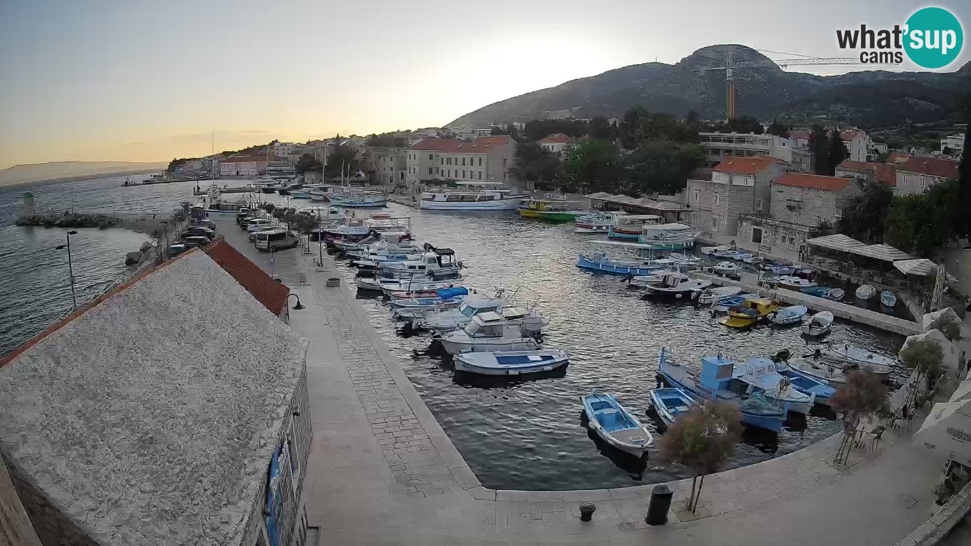 Spletna kamera Bol pristanišče – Pogled v živo na Rivo in marino