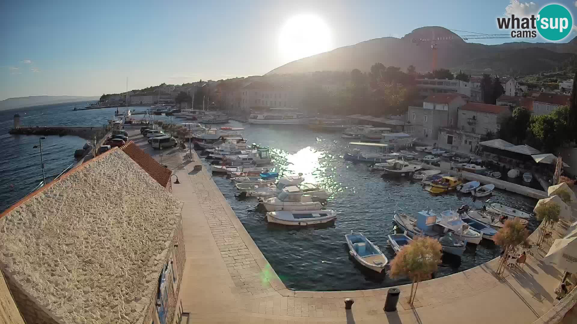Spletna kamera Bol pristanišče – Pogled v živo na Rivo in marino