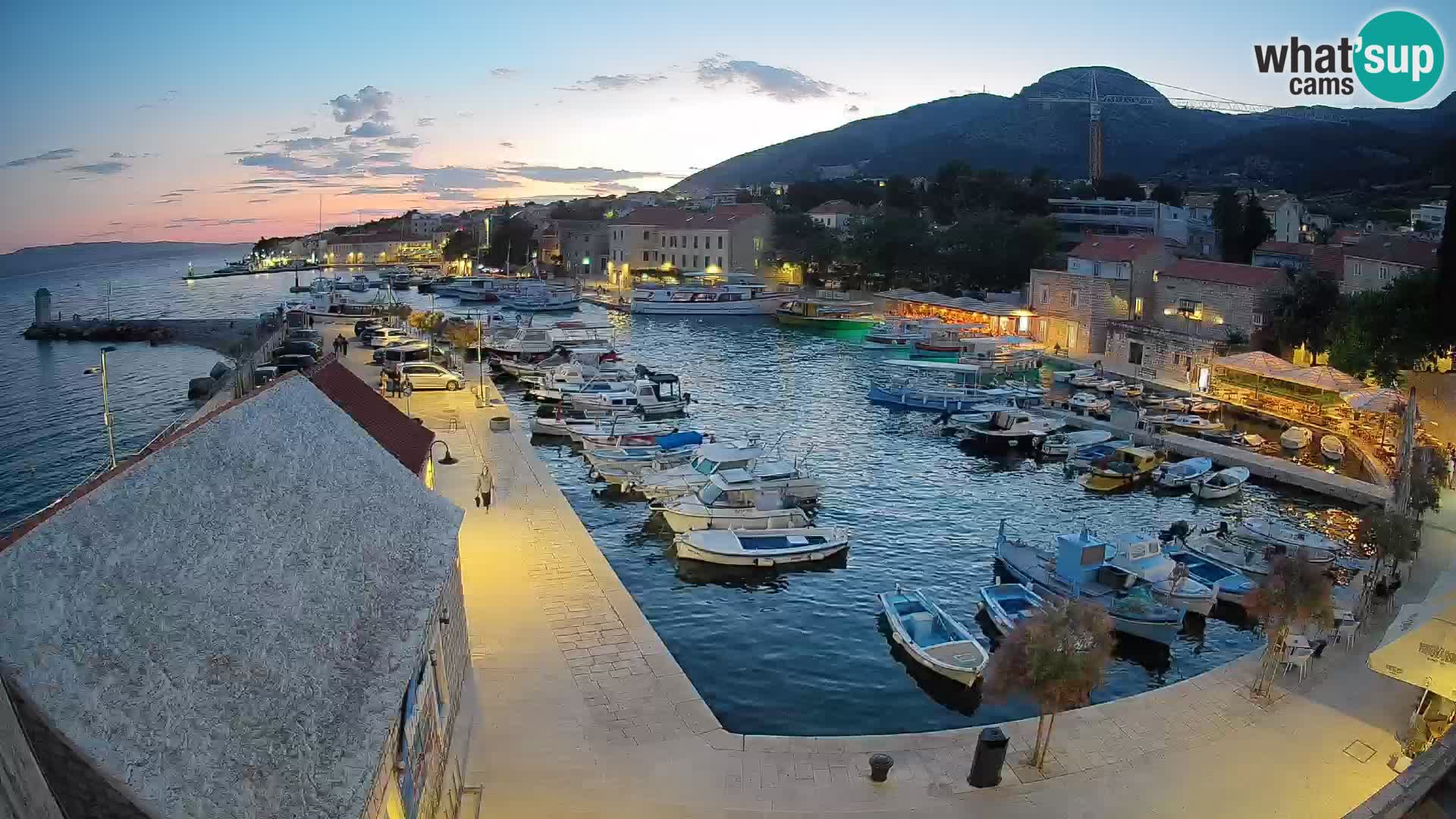 Web kamera Bol Riva – Pogled uživo na luku i marinu