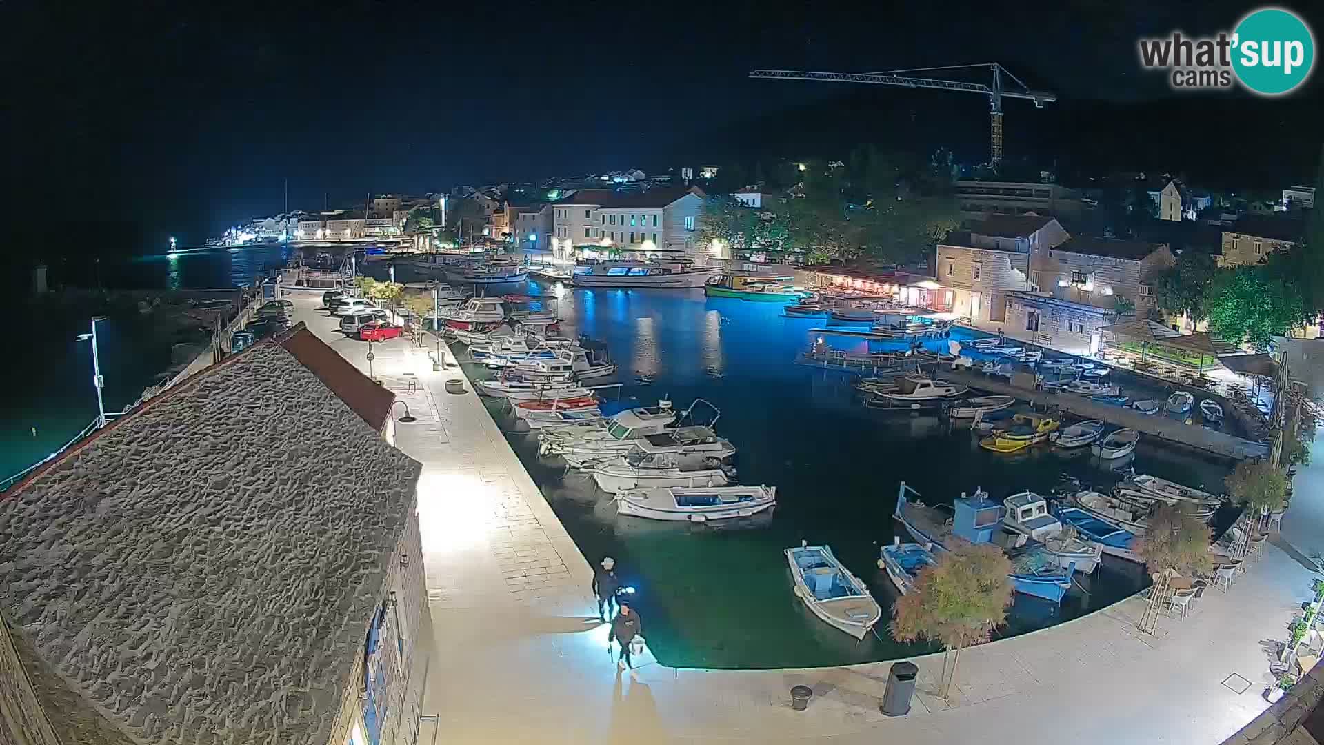 Web kamera Bol Riva – Pogled uživo na luku i marinu