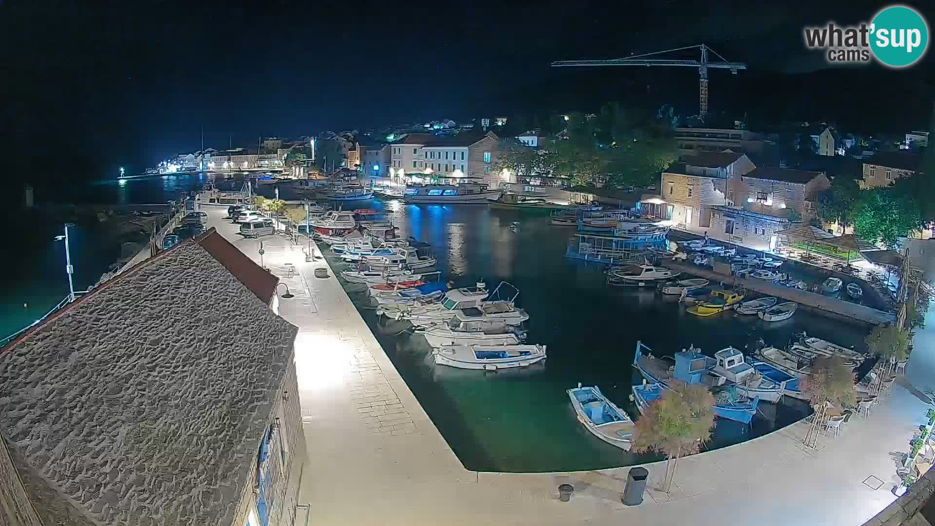 Spletna kamera Bol pristanišče – Pogled v živo na Rivo in marino