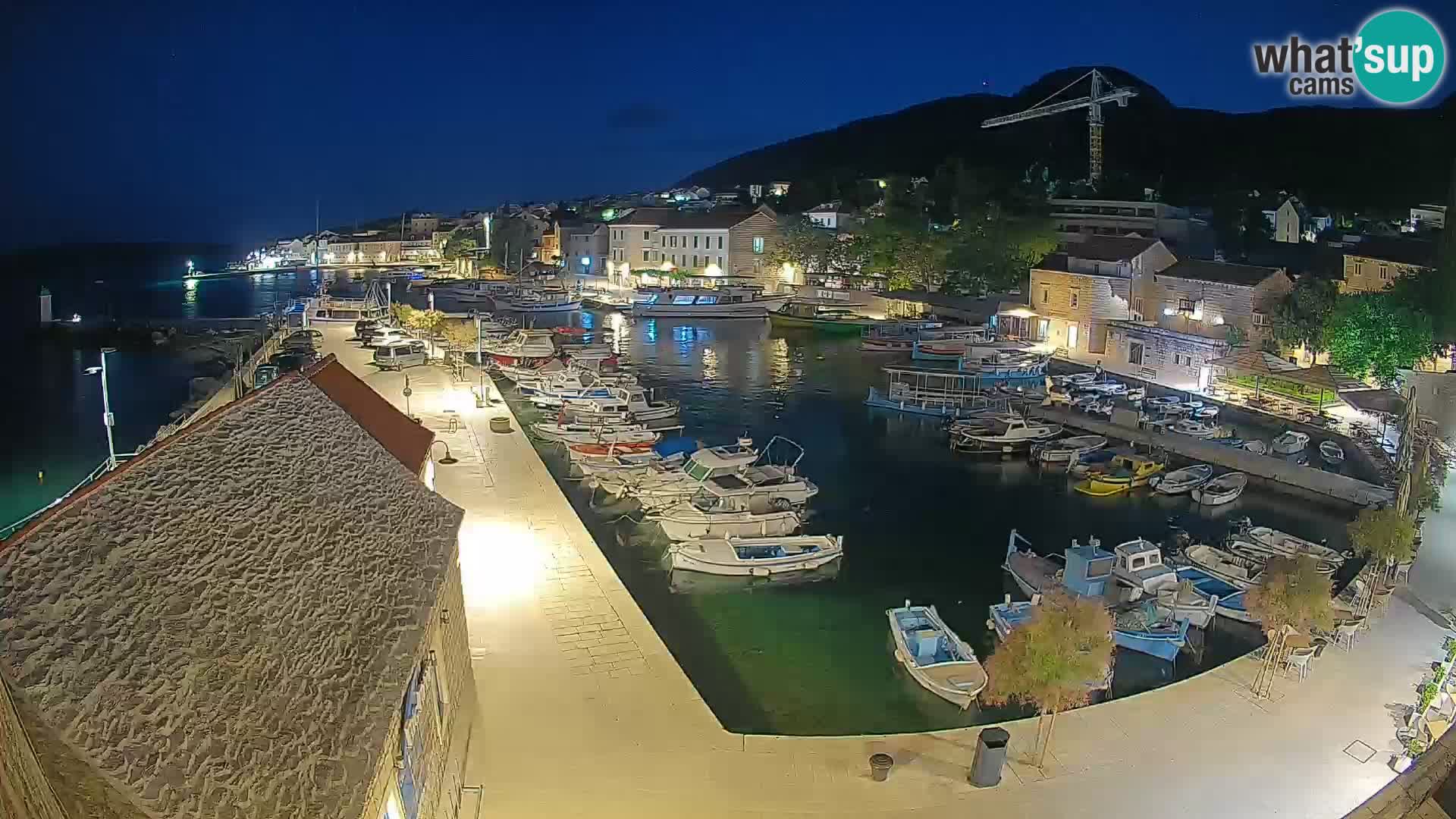 Web kamera Bol Riva – Pogled uživo na luku i marinu