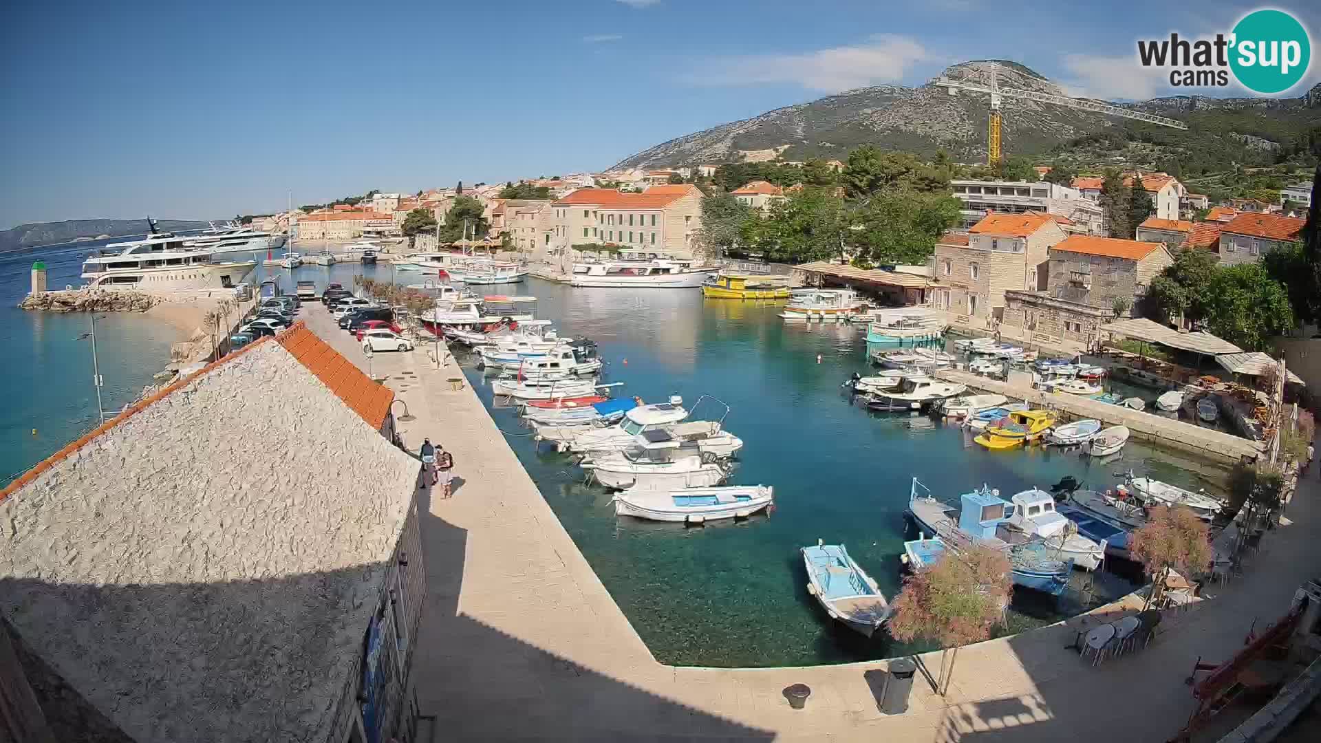 Web kamera Bol Riva – Pogled uživo na luku i marinu