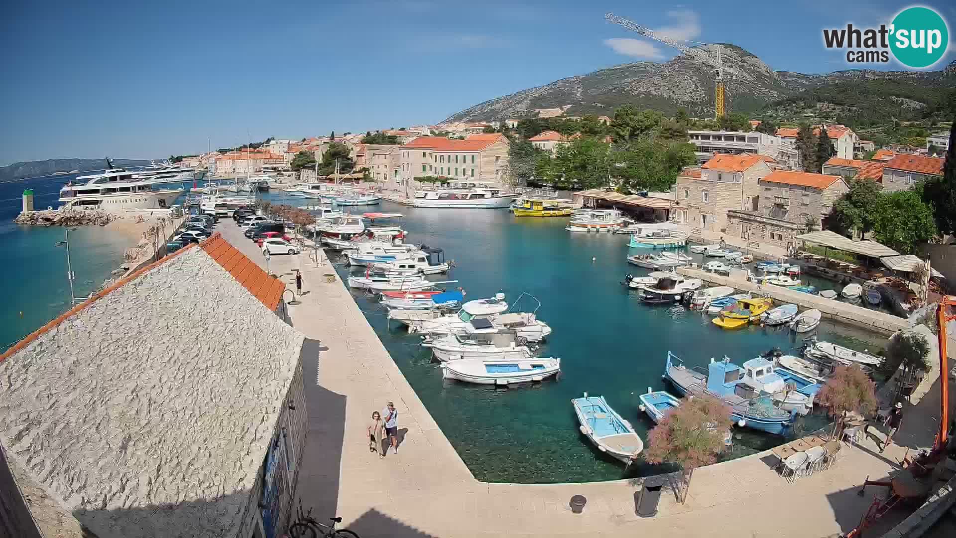 Spletna kamera Bol pristanišče – Pogled v živo na Rivo in marino