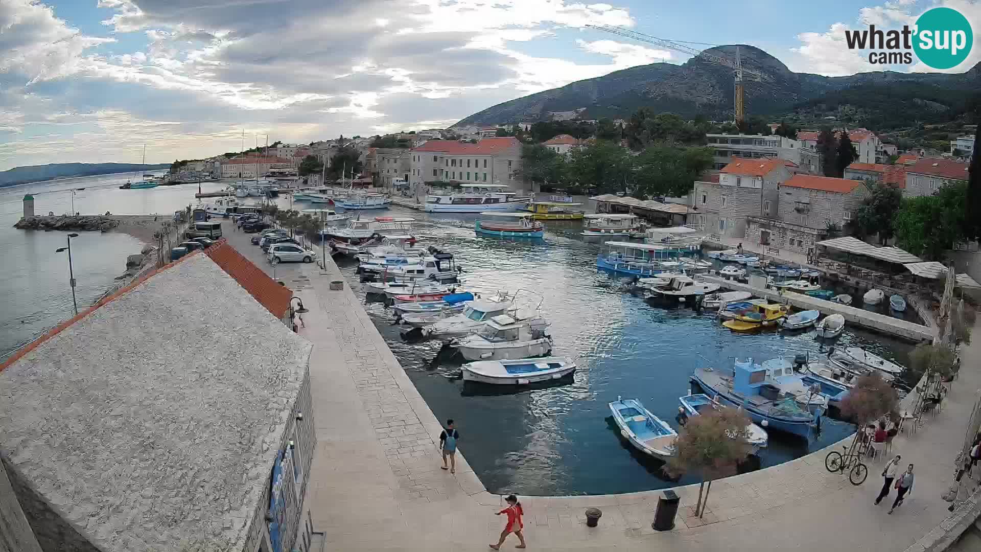 Spletna kamera Bol pristanišče – Pogled v živo na Rivo in marino