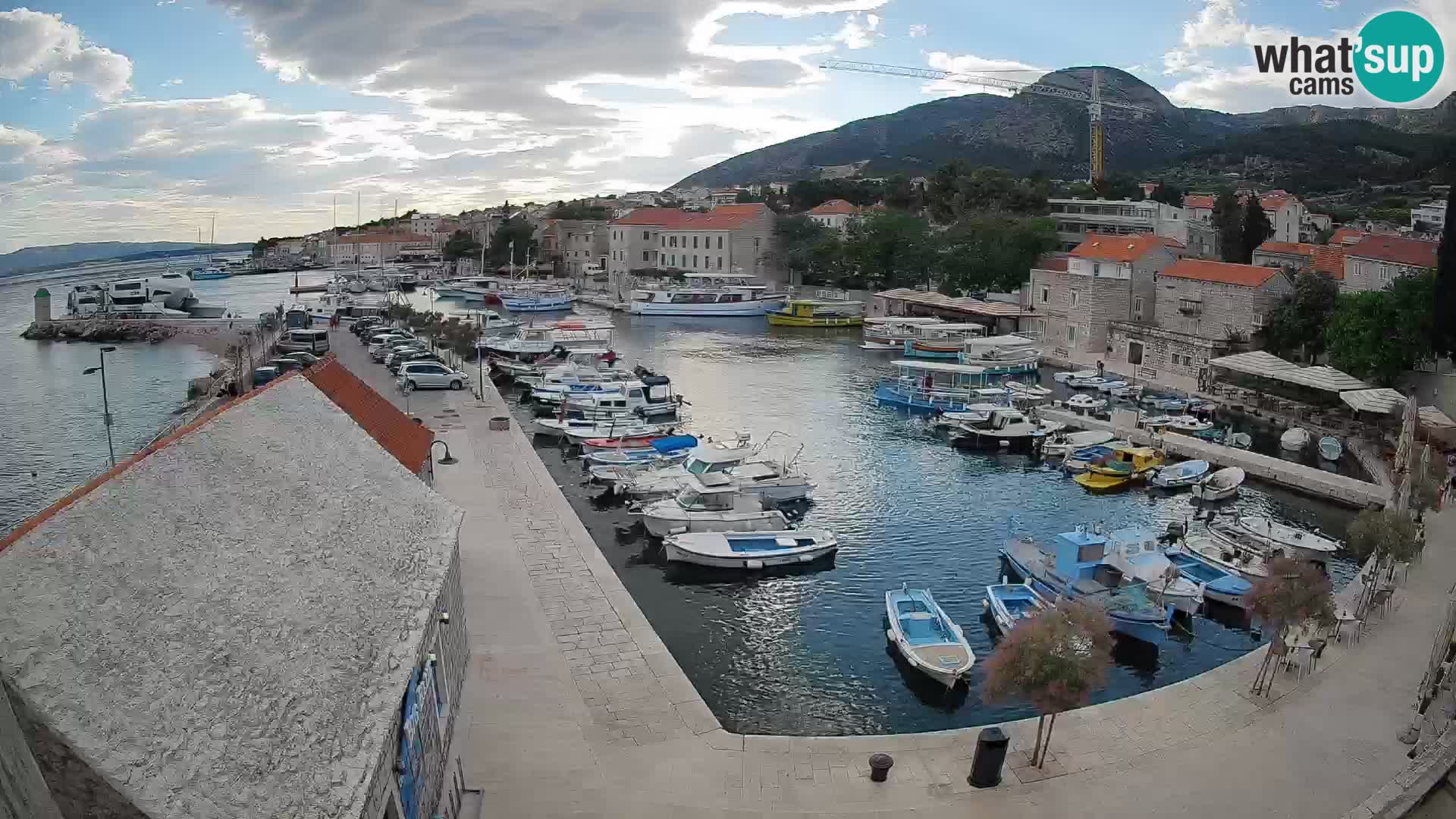 Spletna kamera Bol pristanišče – Pogled v živo na Rivo in marino