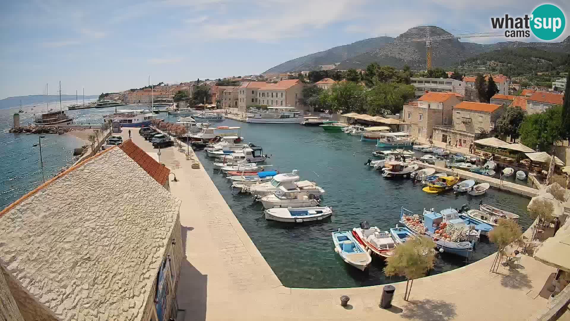 Spletna kamera Bol pristanišče – Pogled v živo na Rivo in marino