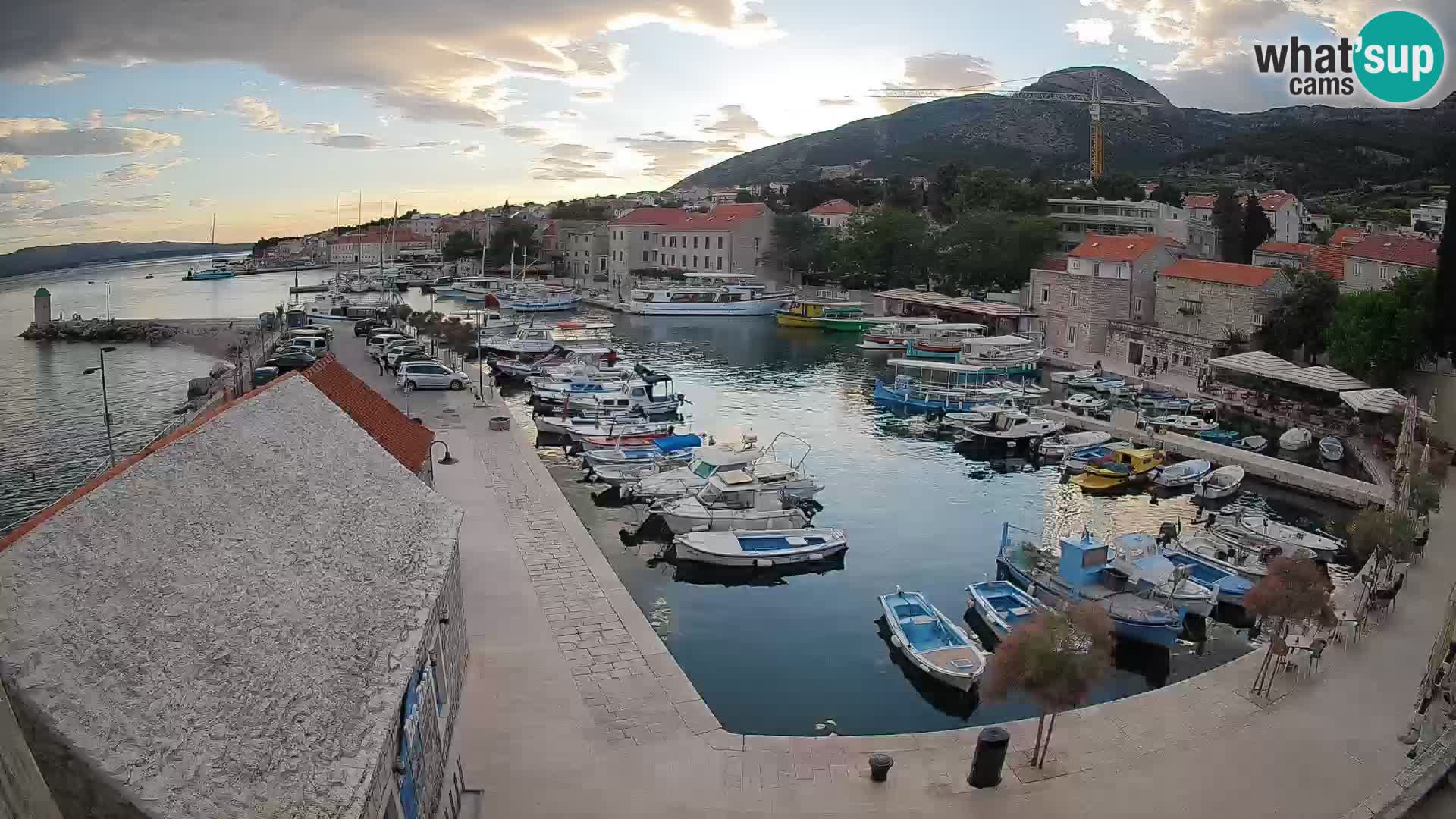 Web kamera Bol Riva – Pogled uživo na luku i marinu