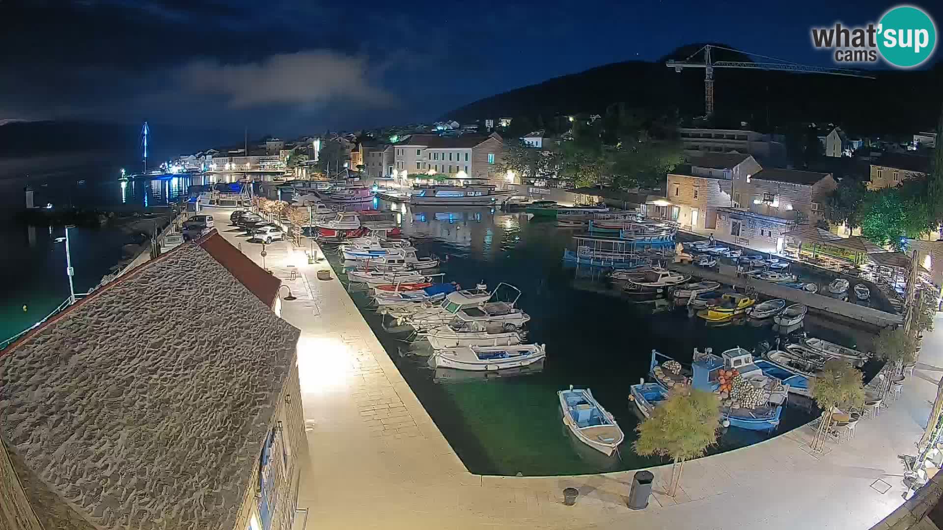 Web kamera Bol Riva – Pogled uživo na luku i marinu
