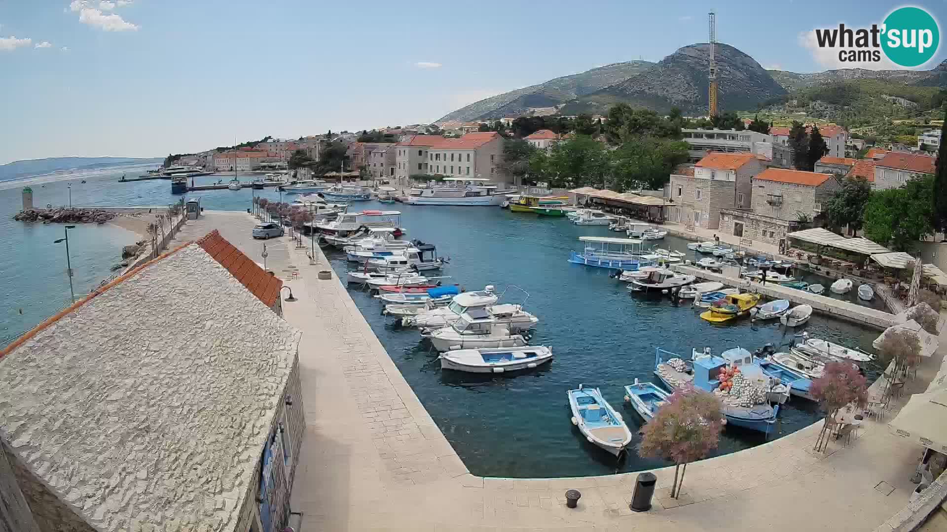 Web kamera Bol Riva – Pogled uživo na luku i marinu