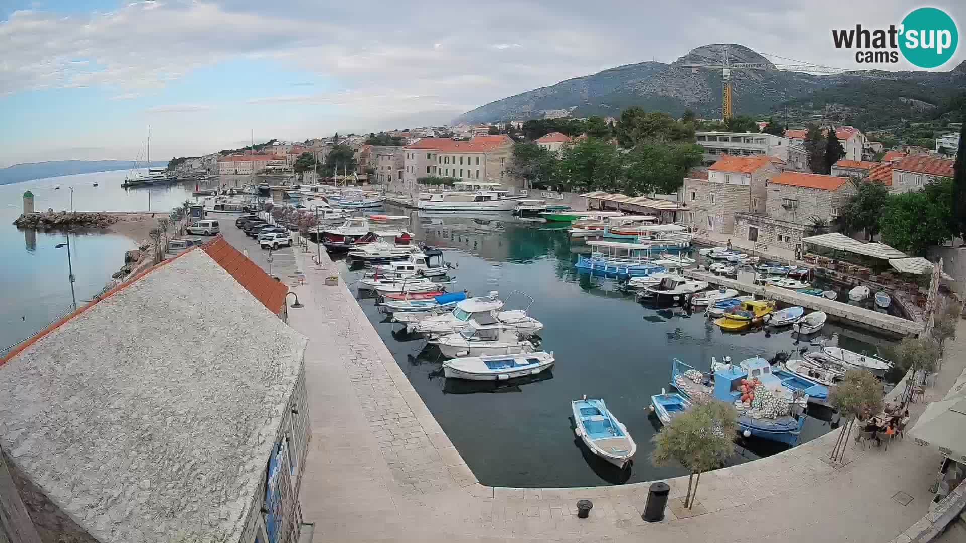 Spletna kamera Bol pristanišče – Pogled v živo na Rivo in marino