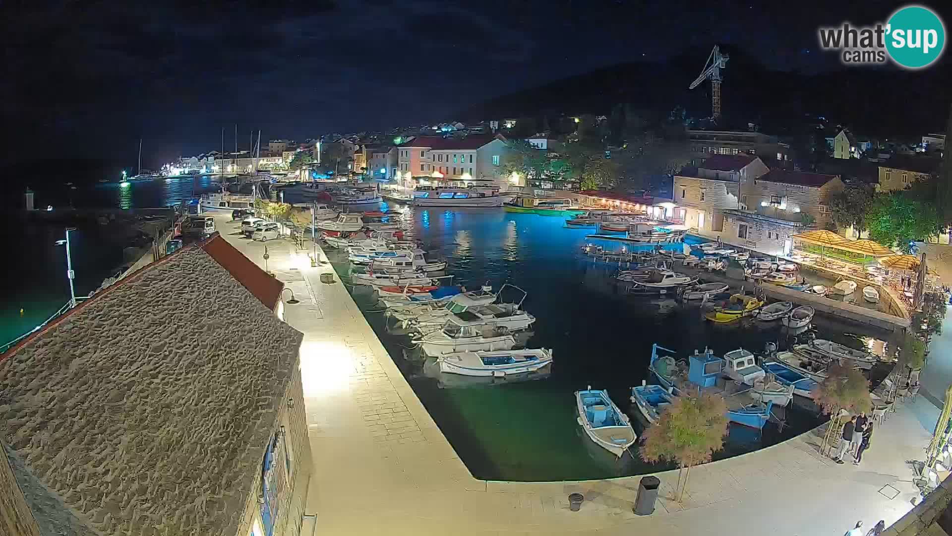 Spletna kamera Bol pristanišče – Pogled v živo na Rivo in marino