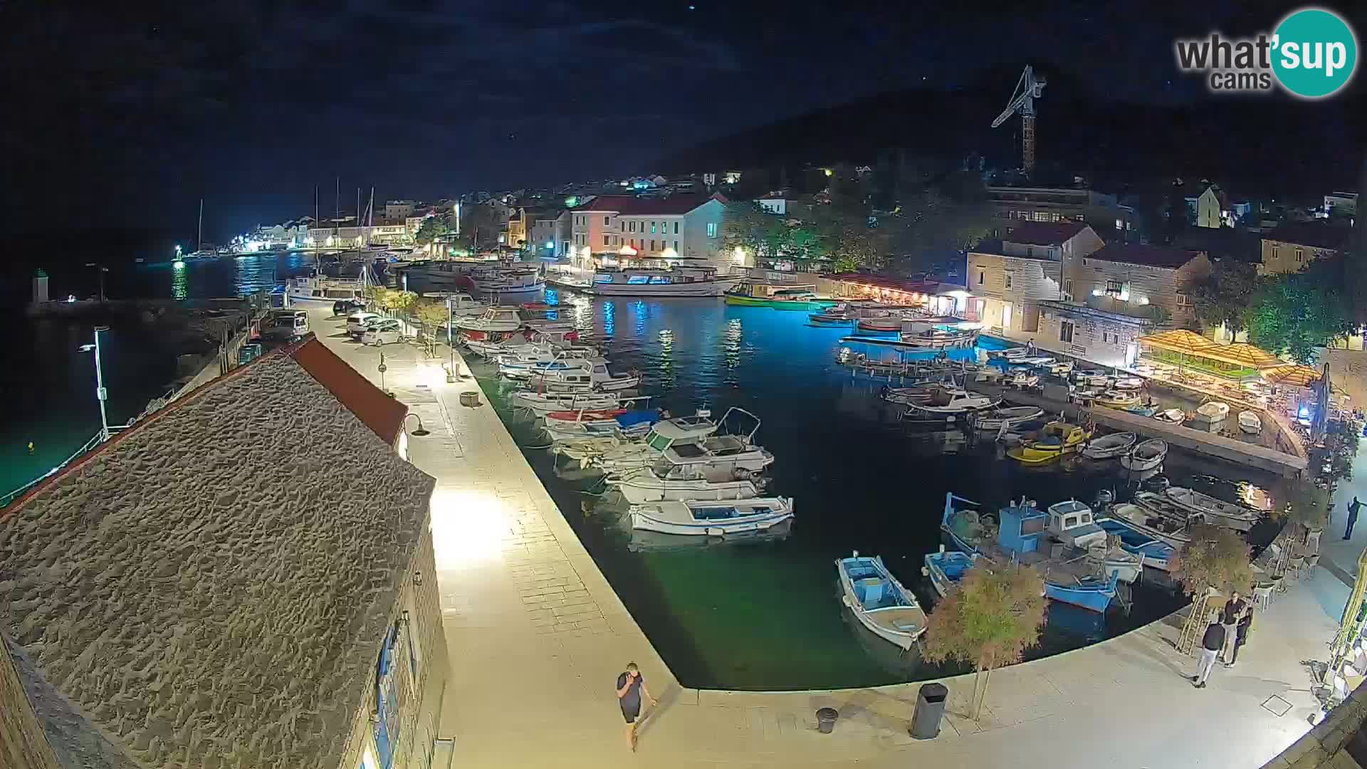 Spletna kamera Bol pristanišče – Pogled v živo na Rivo in marino