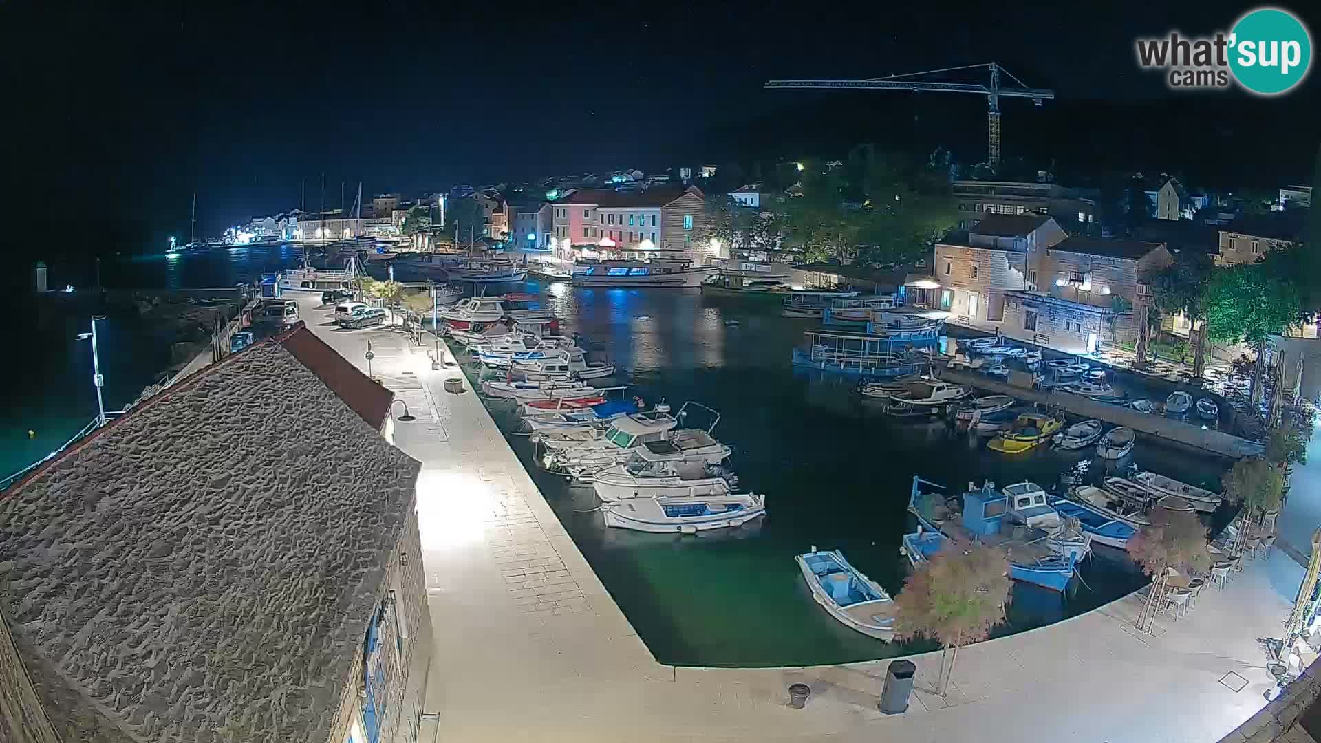 Spletna kamera Bol pristanišče – Pogled v živo na Rivo in marino