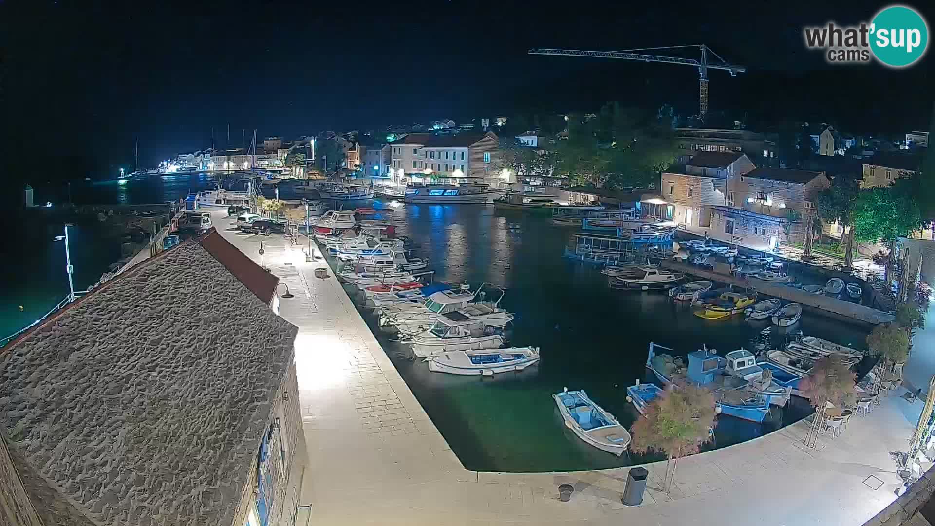 Spletna kamera Bol pristanišče – Pogled v živo na Rivo in marino