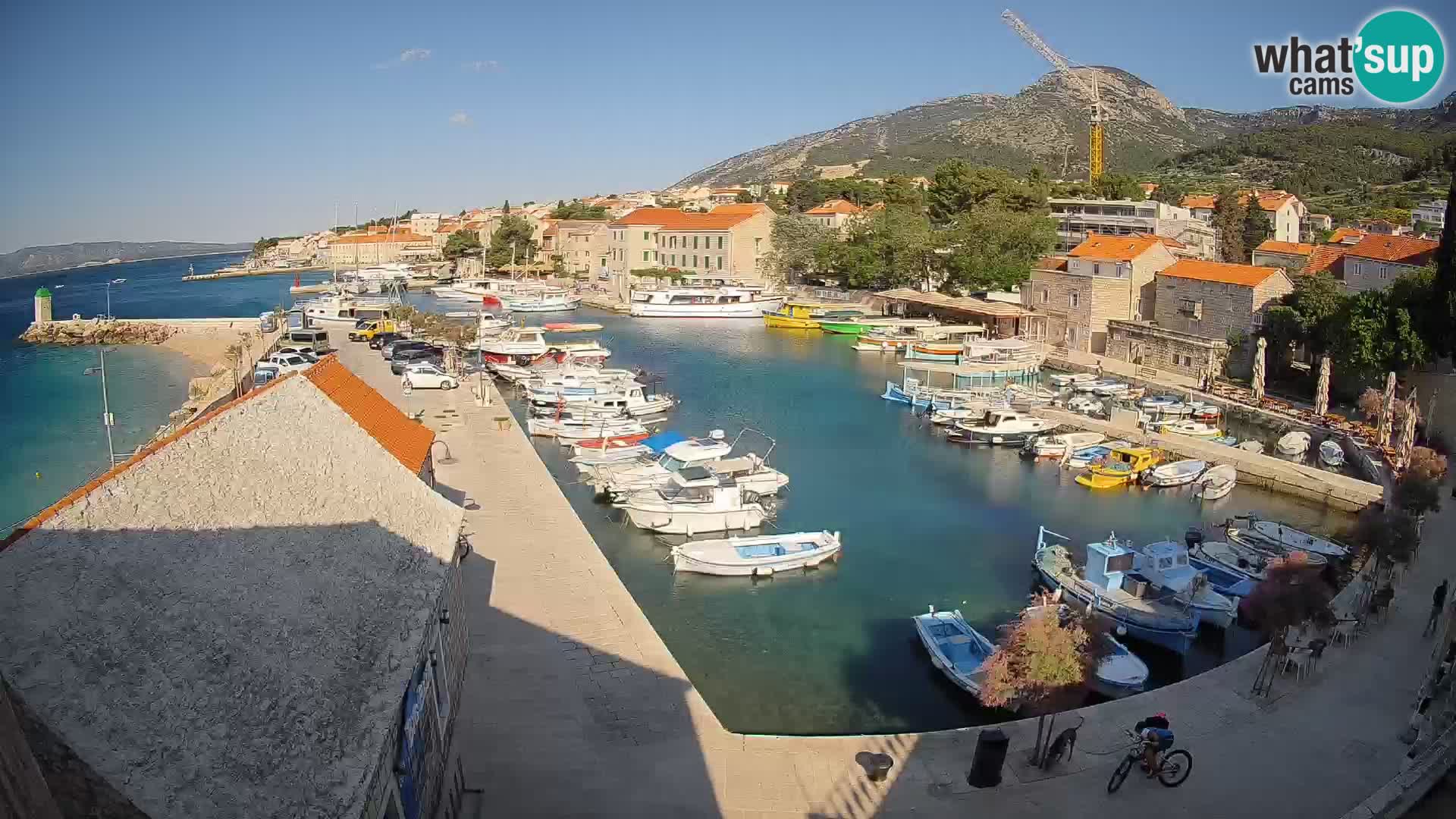 Web kamera Bol Riva – Pogled uživo na luku i marinu
