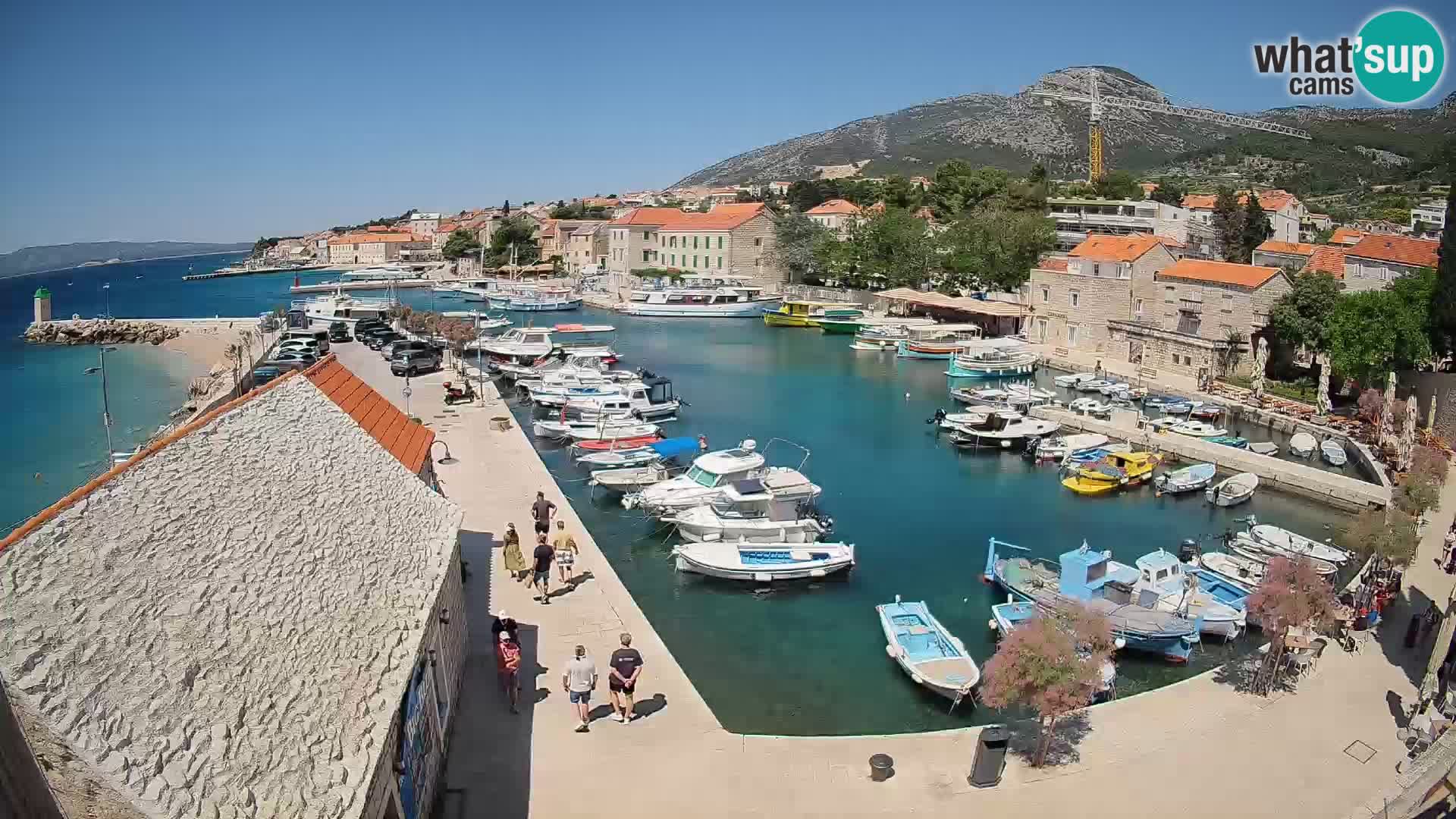 Web kamera Bol Riva – Pogled uživo na luku i marinu
