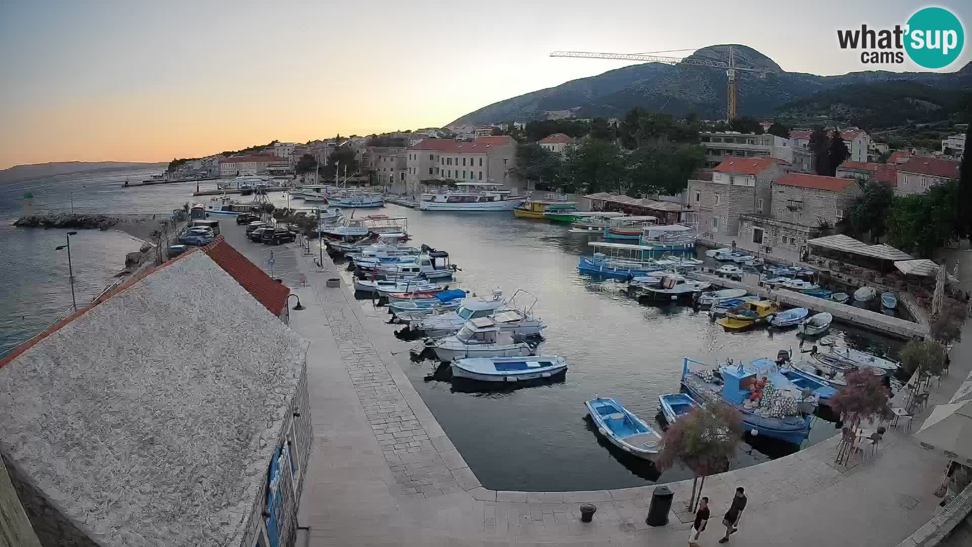 Spletna kamera Bol pristanišče – Pogled v živo na Rivo in marino