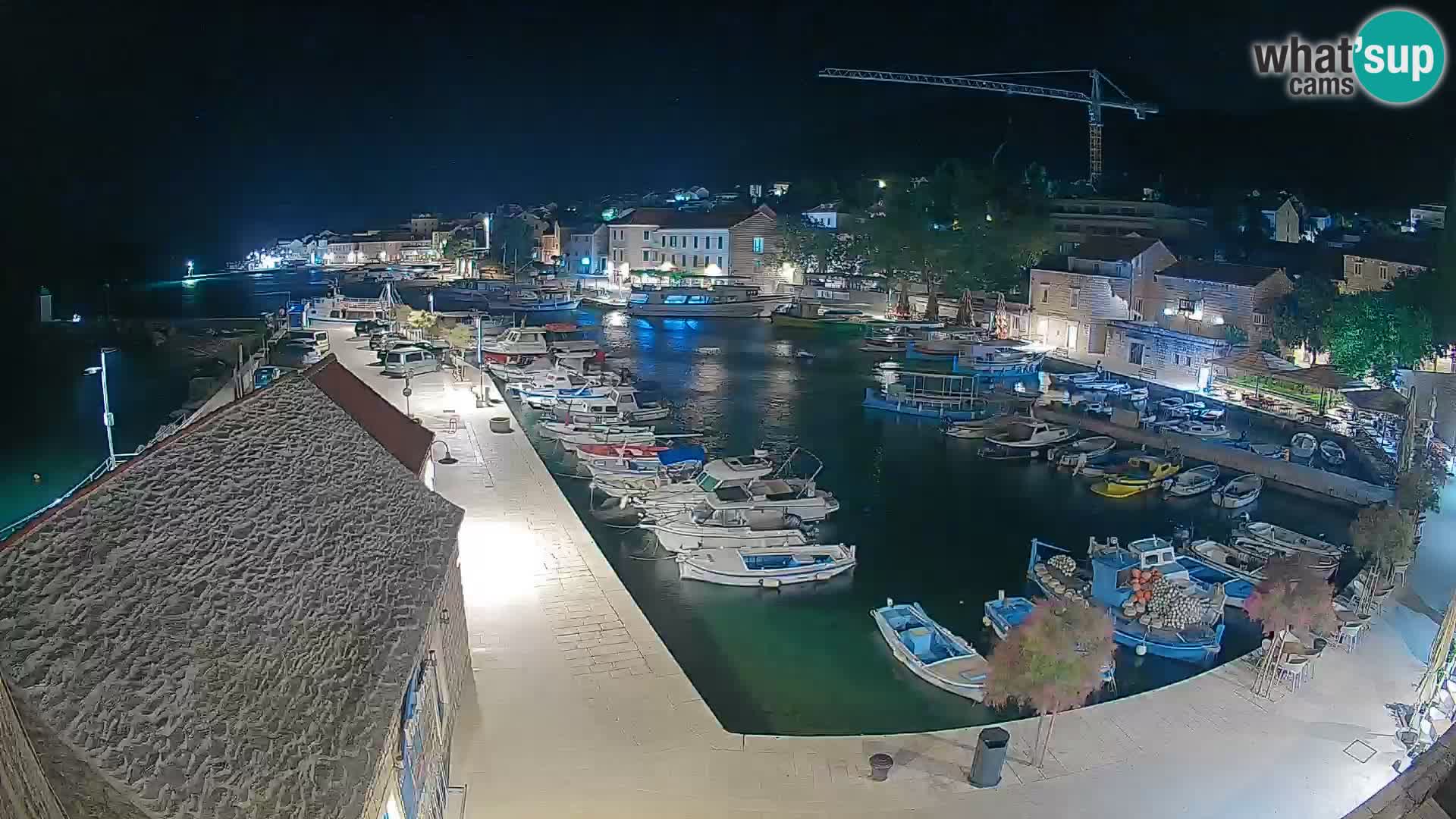 Web kamera Bol Riva – Pogled uživo na luku i marinu