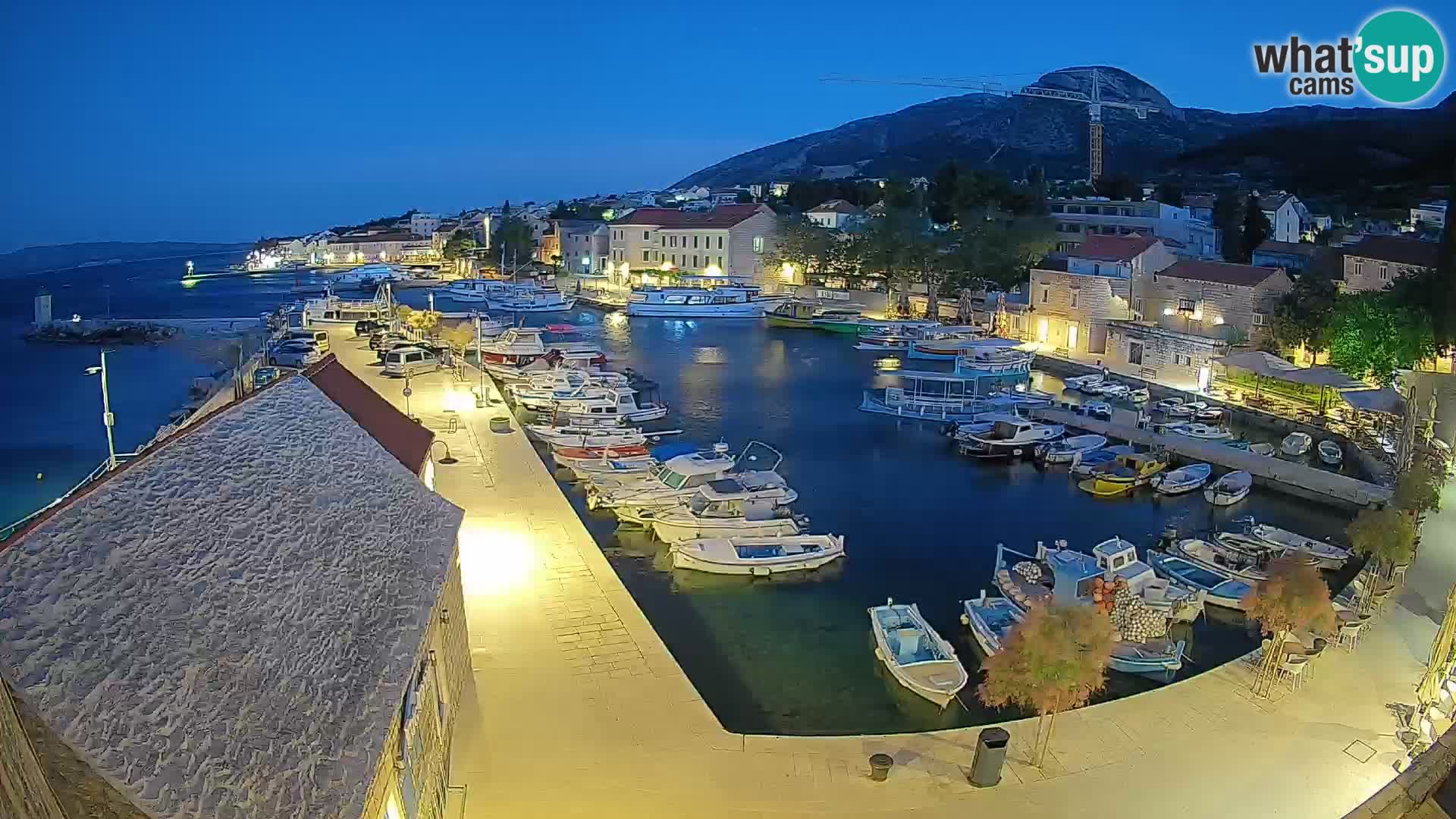 Web kamera Bol Riva – Pogled uživo na luku i marinu
