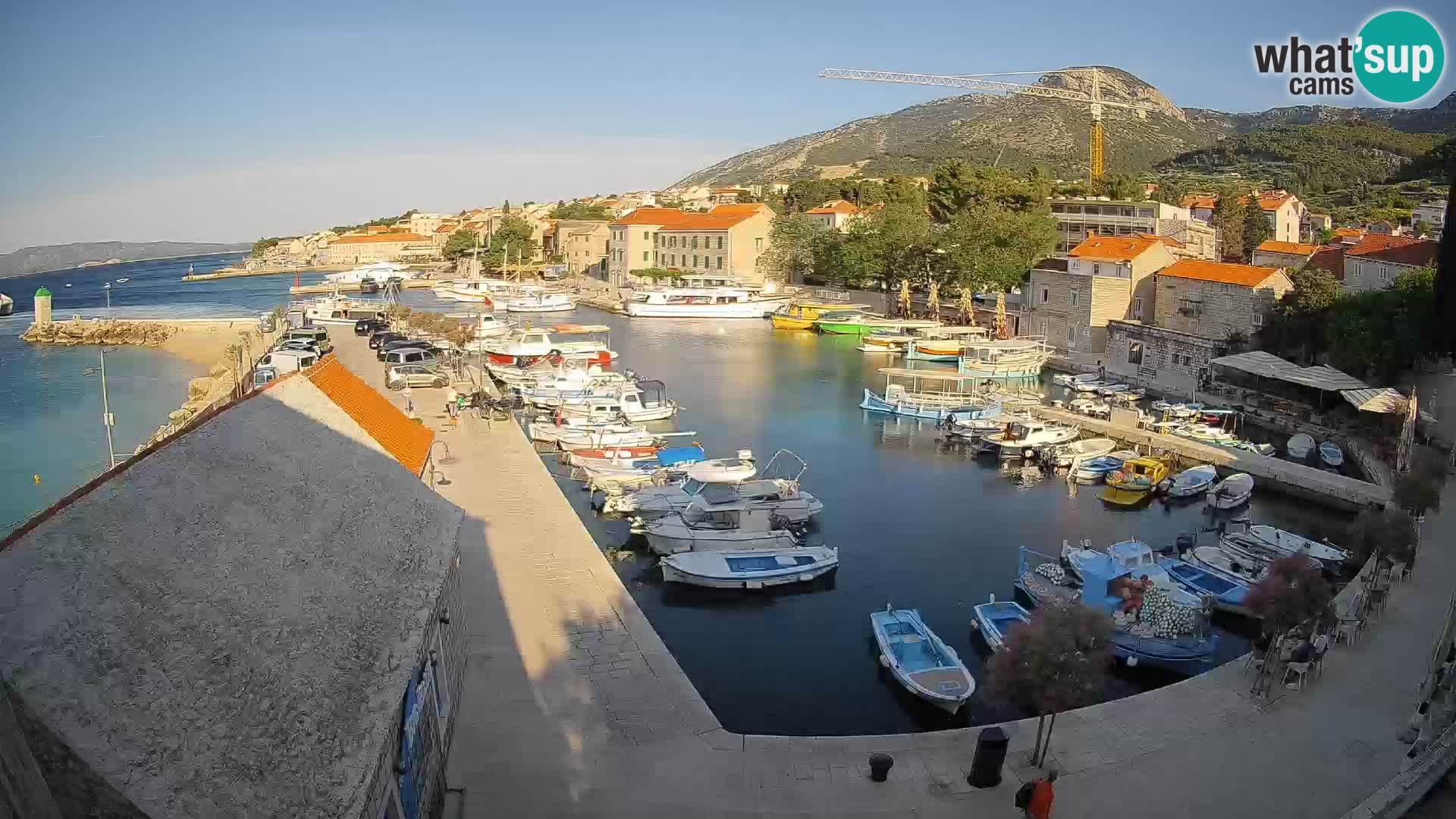 Web kamera Bol Riva – Pogled uživo na luku i marinu