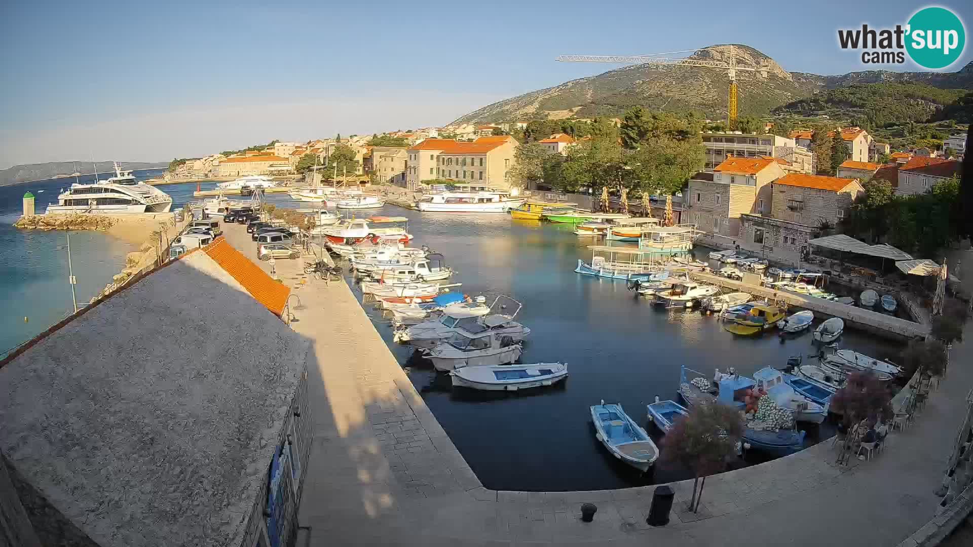 Spletna kamera Bol pristanišče – Pogled v živo na Rivo in marino