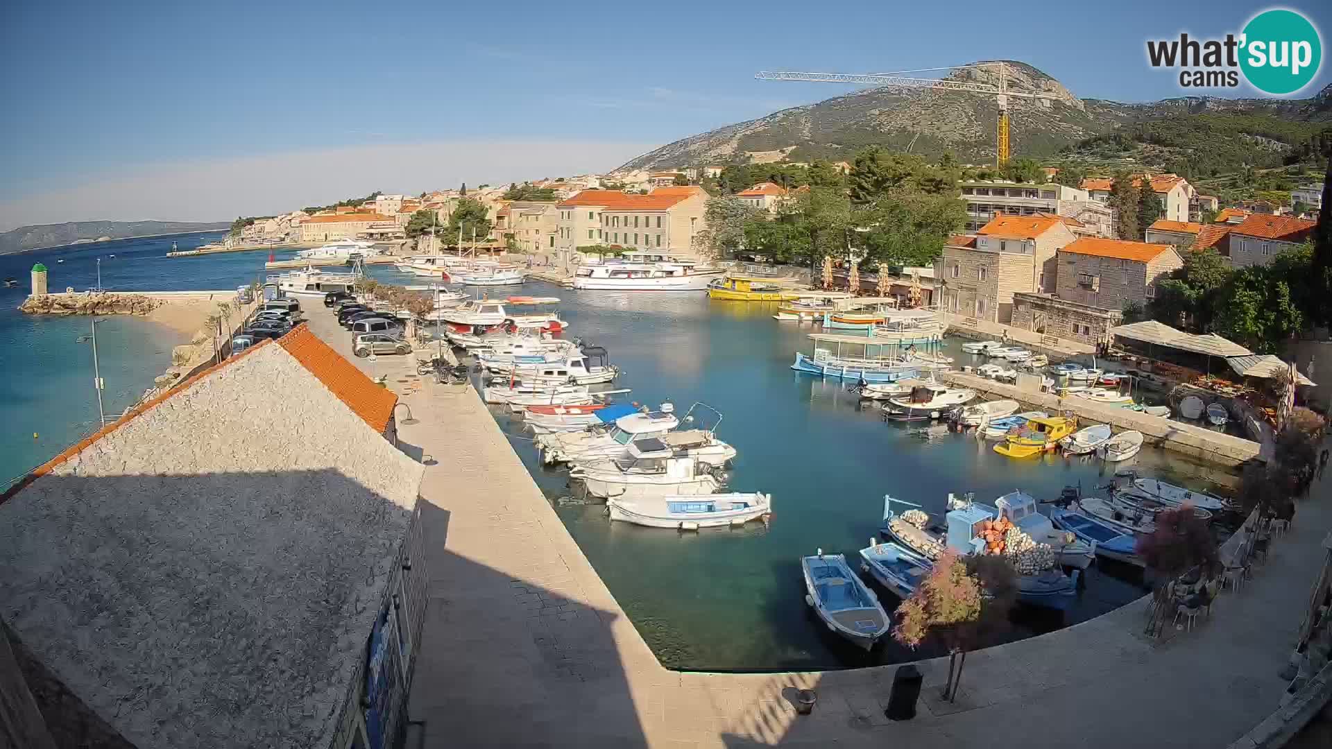 Web kamera Bol Riva – Pogled uživo na luku i marinu