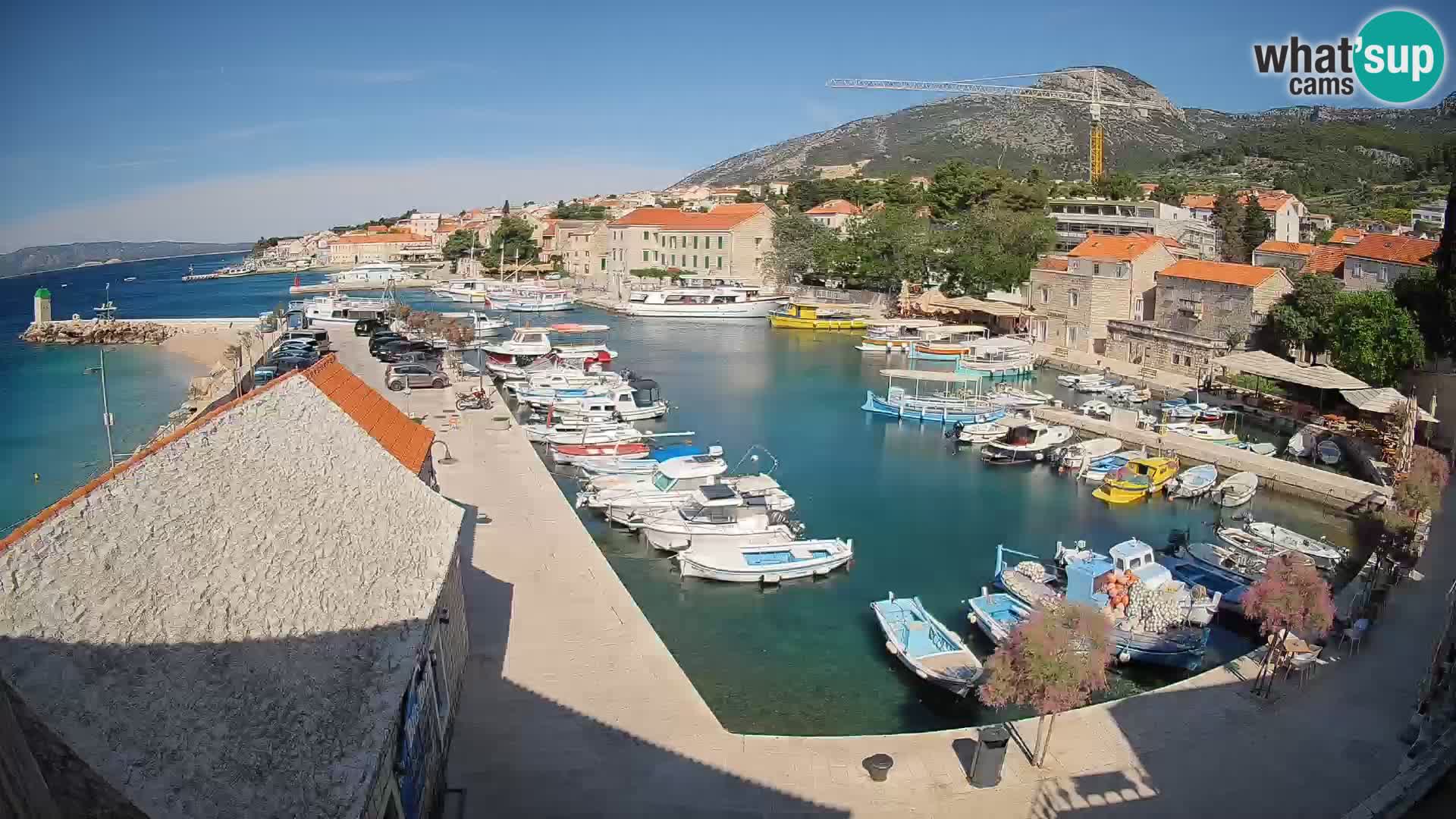 Spletna kamera Bol pristanišče – Pogled v živo na Rivo in marino