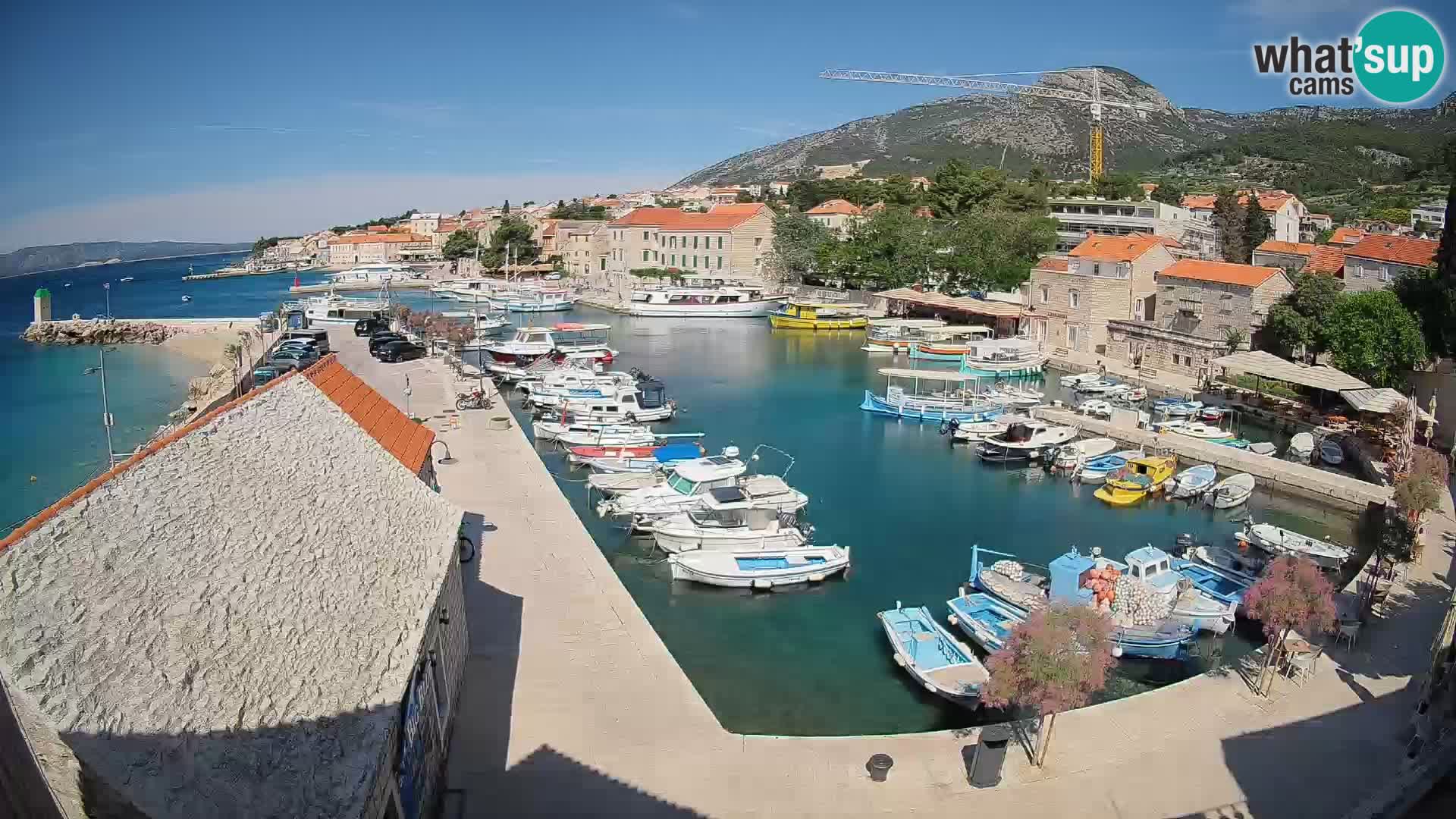 Web kamera Bol Riva – Pogled uživo na luku i marinu