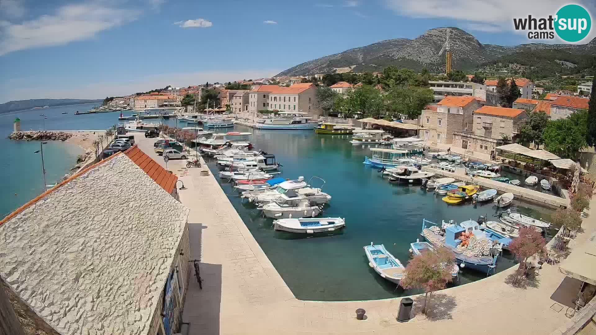Spletna kamera Bol pristanišče – Pogled v živo na Rivo in marino