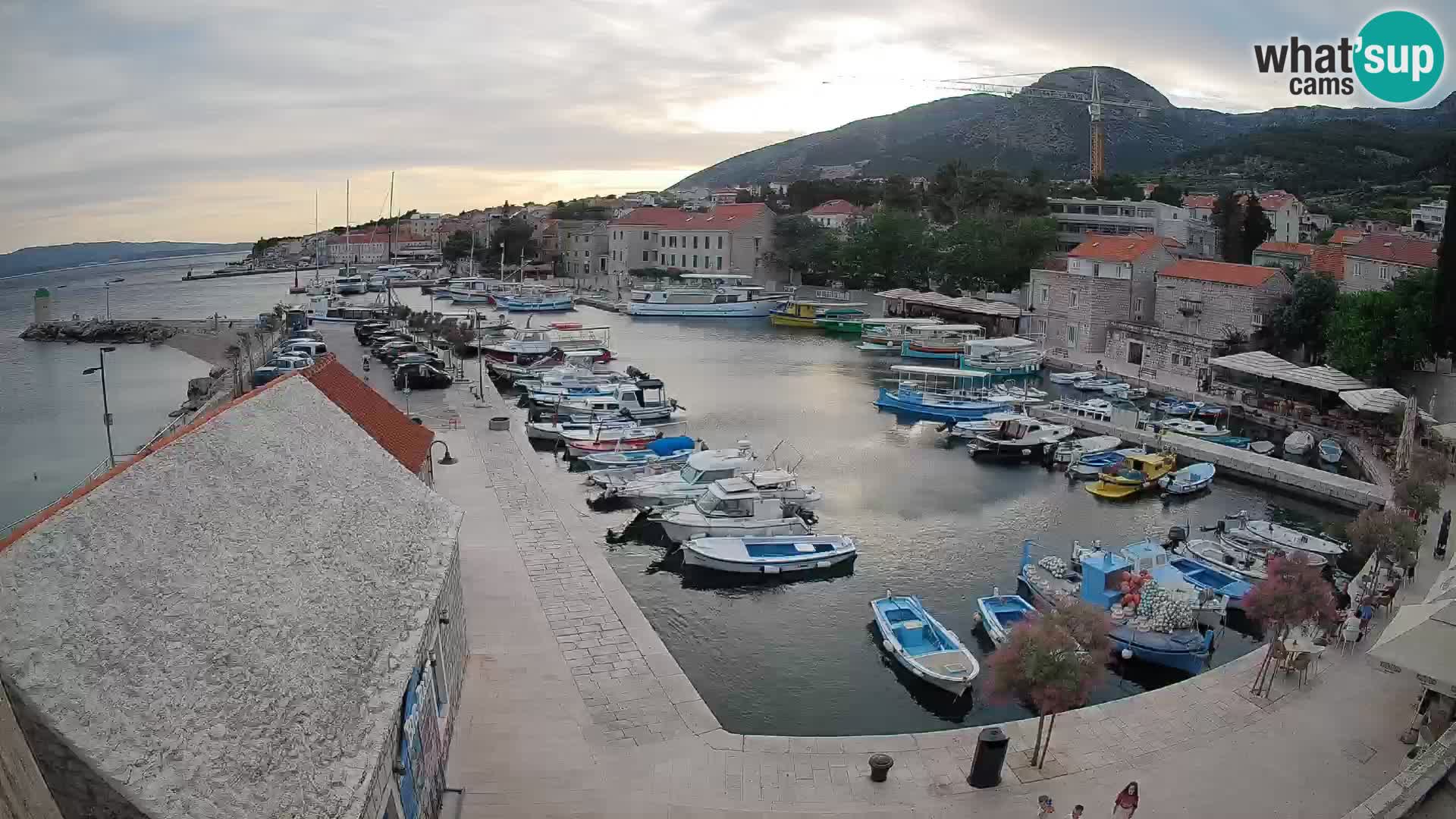 Spletna kamera Bol pristanišče – Pogled v živo na Rivo in marino