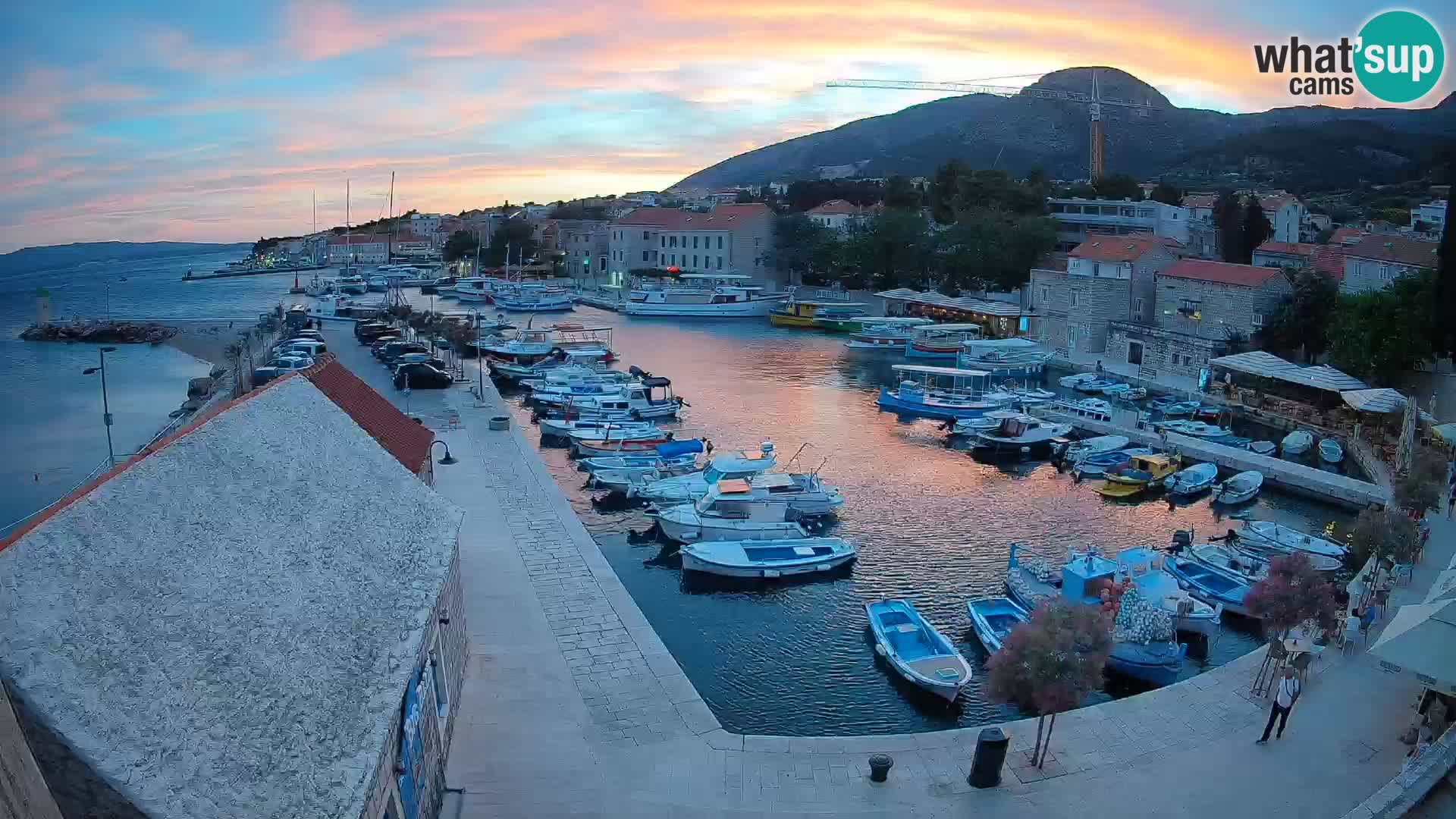 Spletna kamera Bol pristanišče – Pogled v živo na Rivo in marino