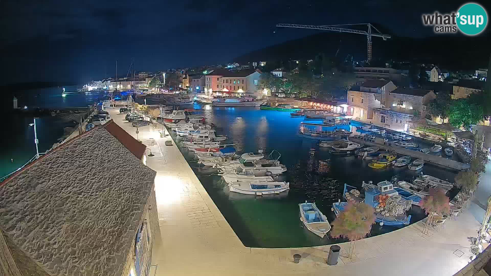Web kamera Bol Riva – Pogled uživo na luku i marinu