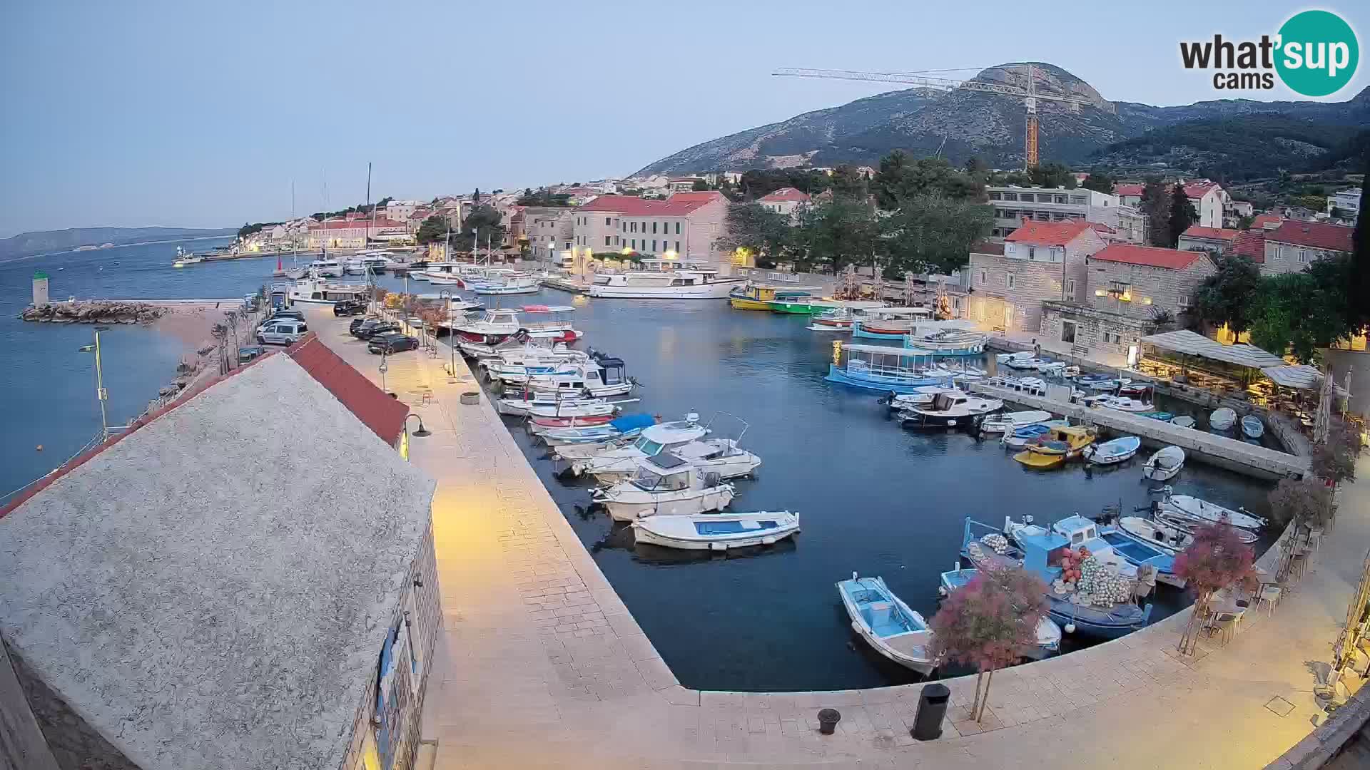 Web kamera Bol Riva – Pogled uživo na luku i marinu