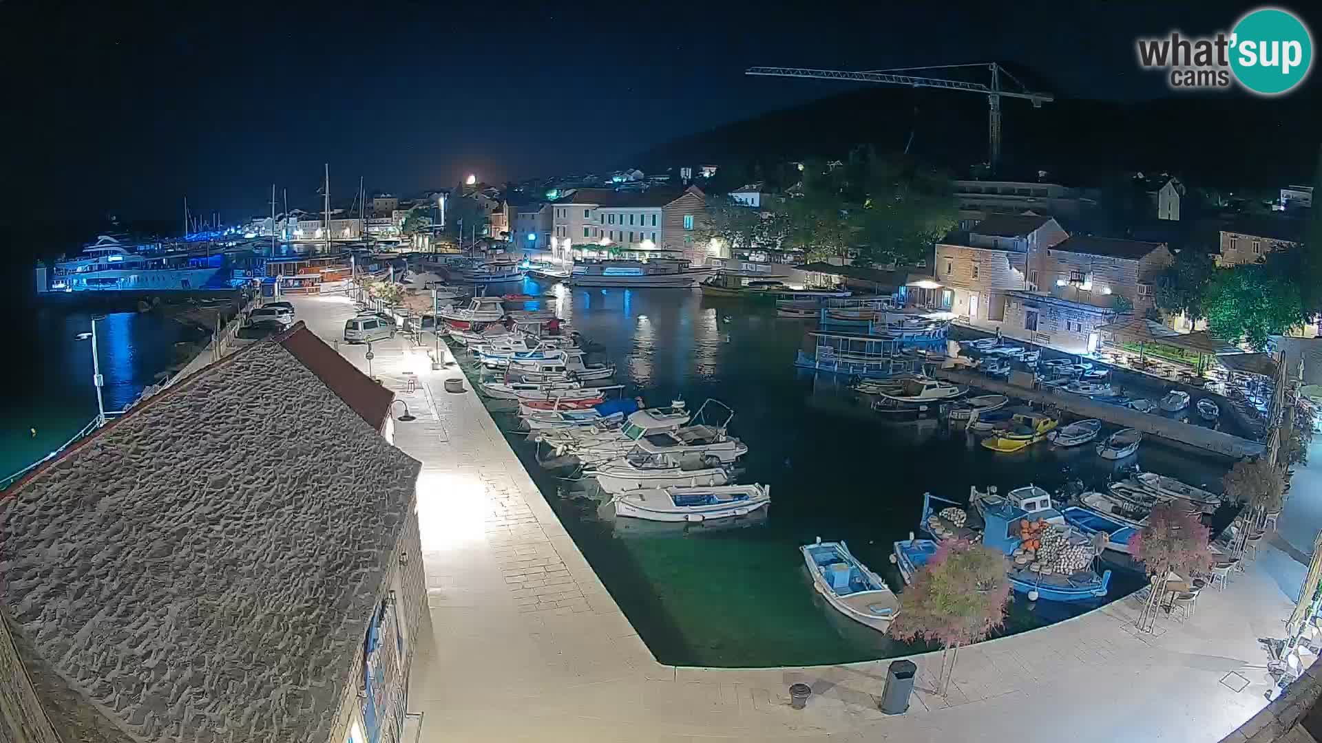 Spletna kamera Bol pristanišče – Pogled v živo na Rivo in marino