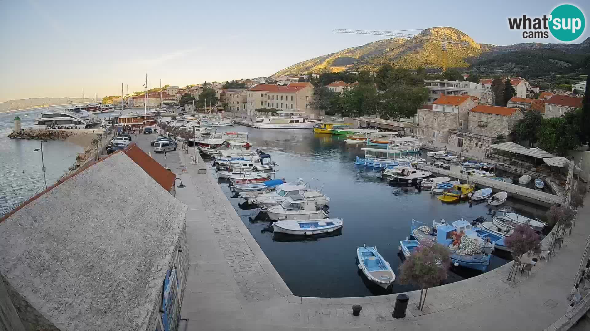 Spletna kamera Bol pristanišče – Pogled v živo na Rivo in marino